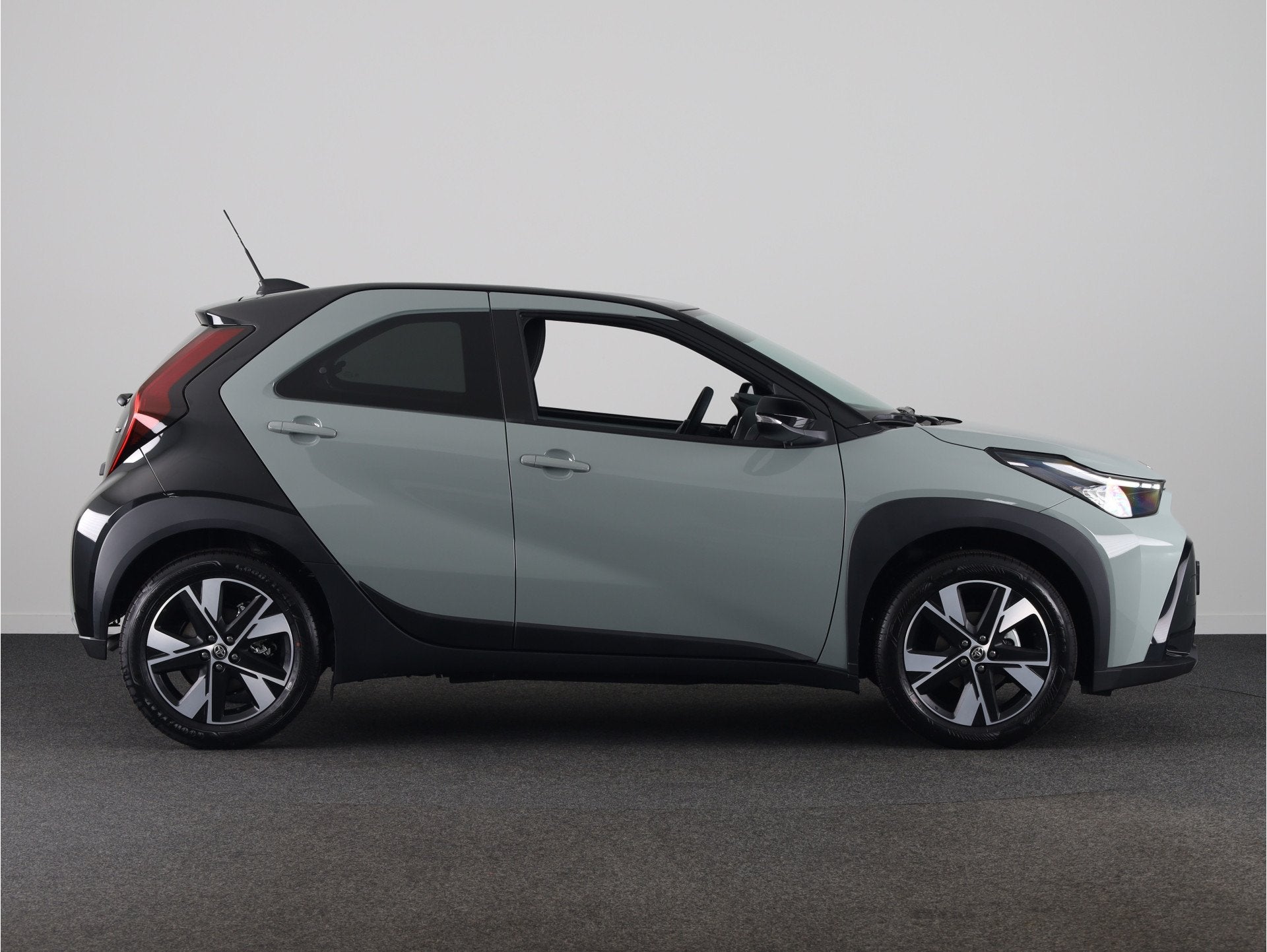 Toyota Aygo X Hybrid 115 pulse *NIEUW* | Direct leverbaar! |, Stof, Zwart, 4 stoelen, 116 pk