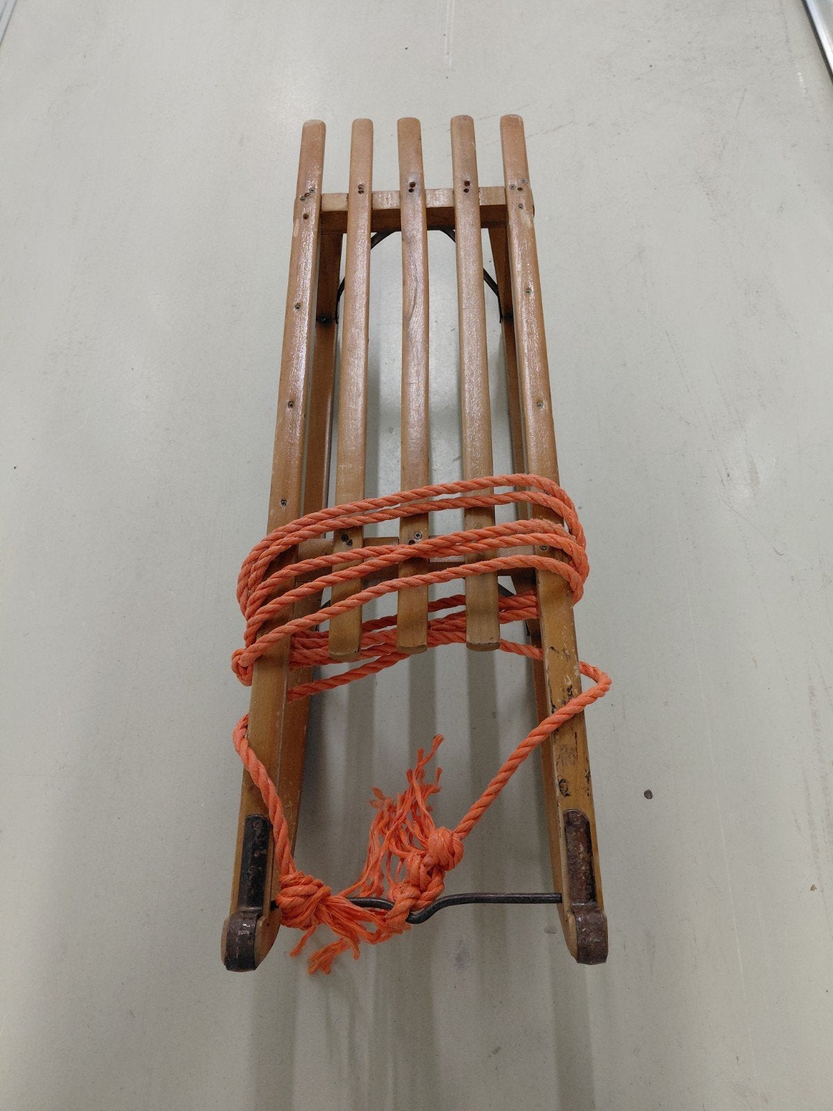 Vintage houten slee met oranje touw, Kinderen en Baby's, Ophalen, Gebruikt, Hout