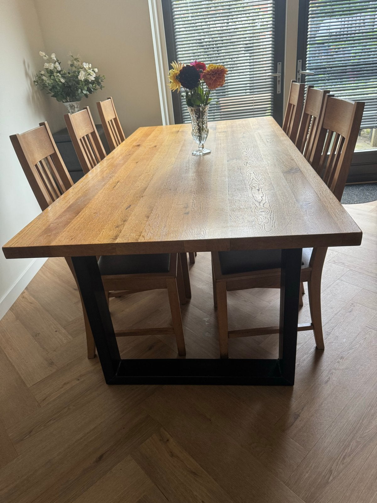 Eikenhouten eettafel met metalen onderstel en 6 stoelen, Eikenhout, Zo goed als nieuw, 150 tot 200 cm, Vier personen