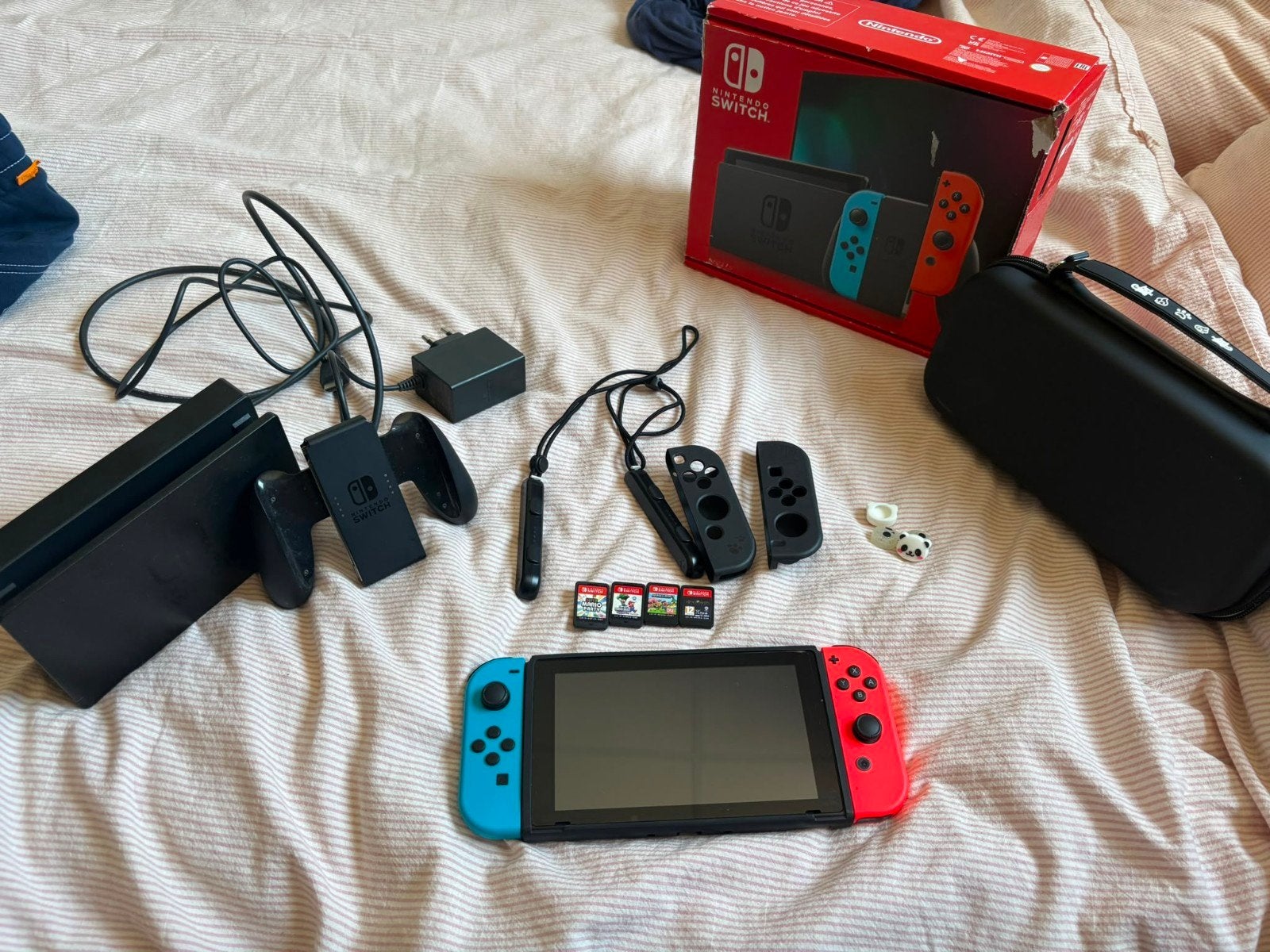 Nintendo Switch met 4 games, extra's en doos, Spelcomputers en Games, Spelcomputers | Nintendo Switch, Met games, Met 2 controllers