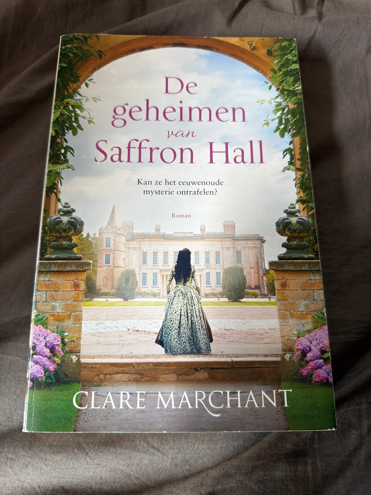 S9.  De geheimen van Saffron Hall - Clare Marchant Roman, Ophalen of Verzenden, Zo goed als nieuw, Nederland