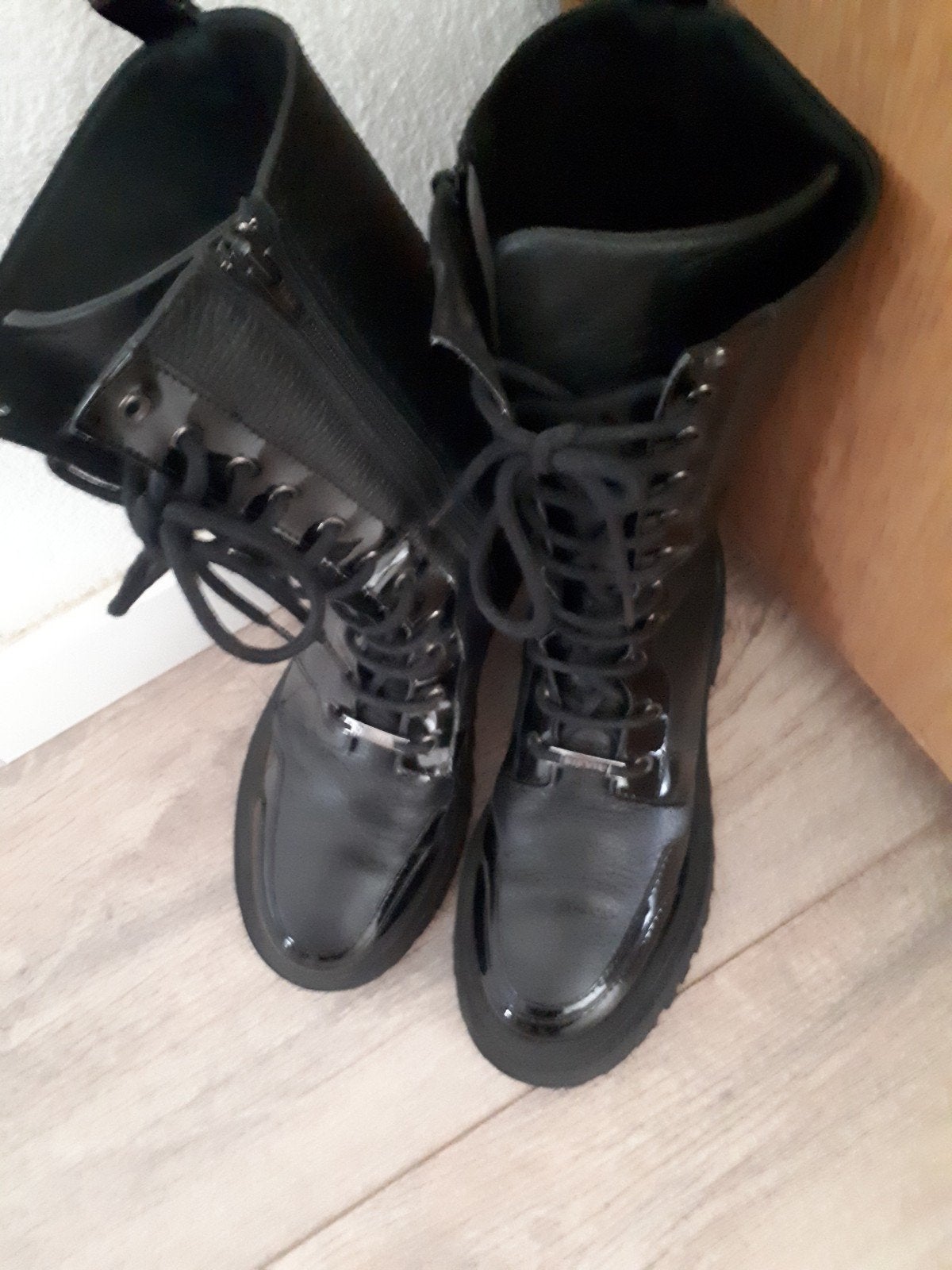 Zwarte lakleren veterlaarzen met dikke zool, Zwart, Lage of Enkellaarzen, Ophalen of Verzenden, Zo goed als nieuw