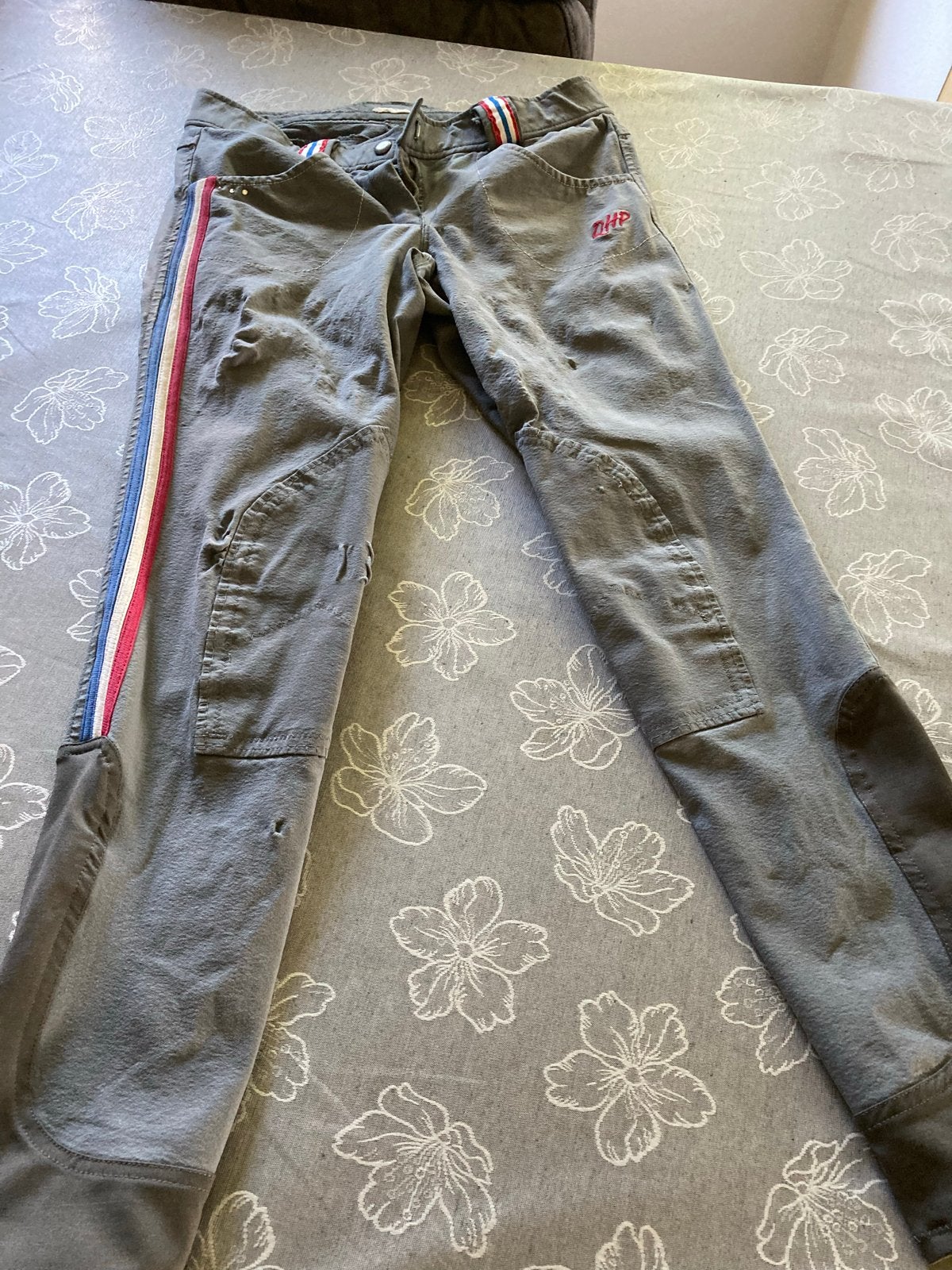 QHP Rijbroek - Grijs met Rood/Wit/Blauwe Details, Dieren en Toebehoren, Dames, Gebruikt, XS, Grijs