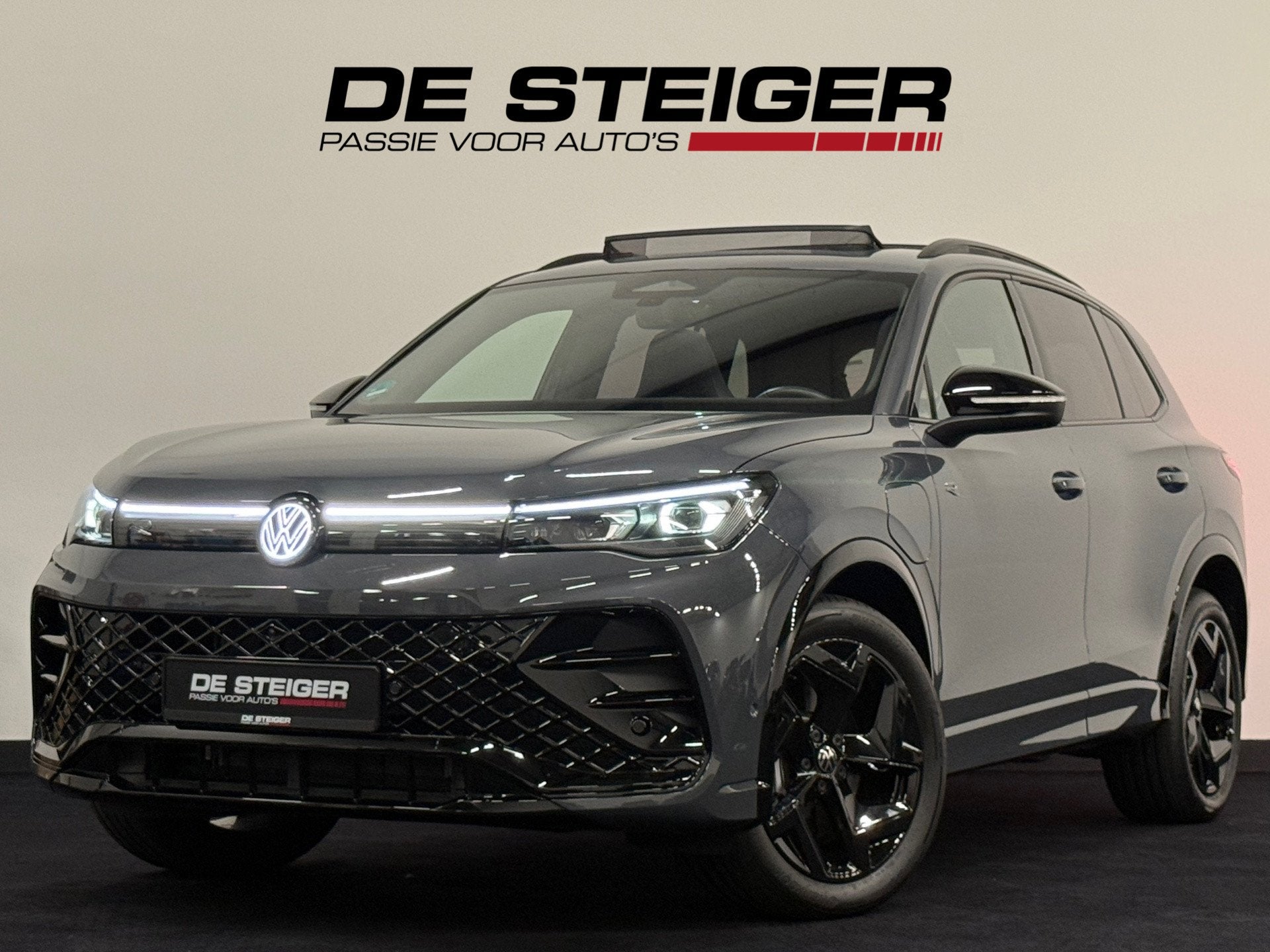 Volkswagen Tiguan 1.5 eHybrid R-Line Black Style Pano Headup, Auto's, Zwart, 4 cilinders, Met garantie (alle), Leder en Stof