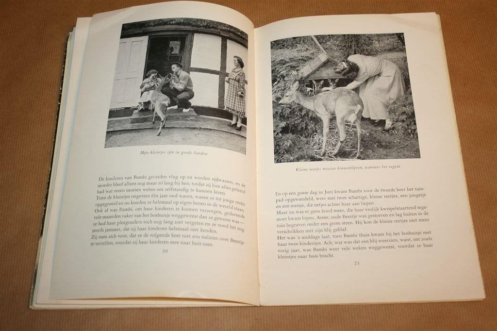 Hoe Bambi Opgroeide in een Deens Dorpje — Vintage 1954 Fotos, Ophalen of Verzenden, Gelezen