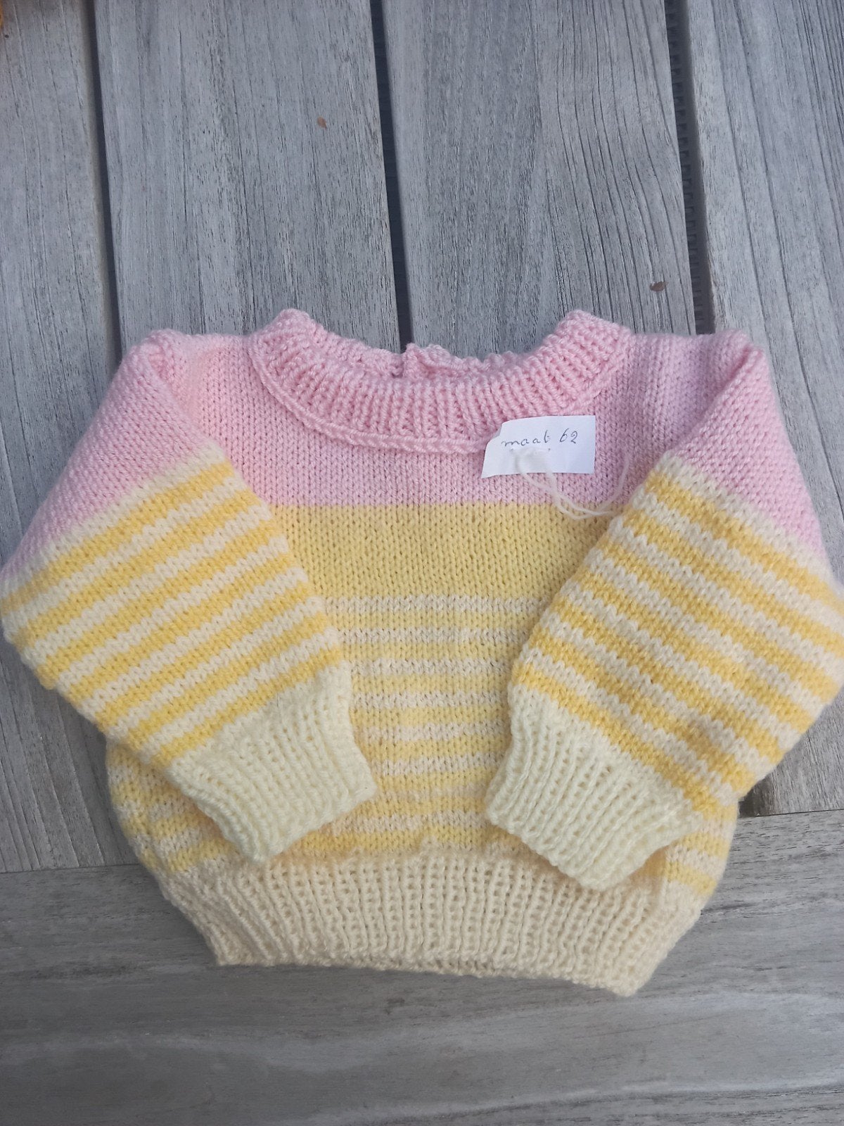 Gebreide trui roze/crème/geel met knoopjes maat 62, Kinderen en Baby's, Babykleding | Maat 62, Handgemaakt, Ophalen of Verzenden