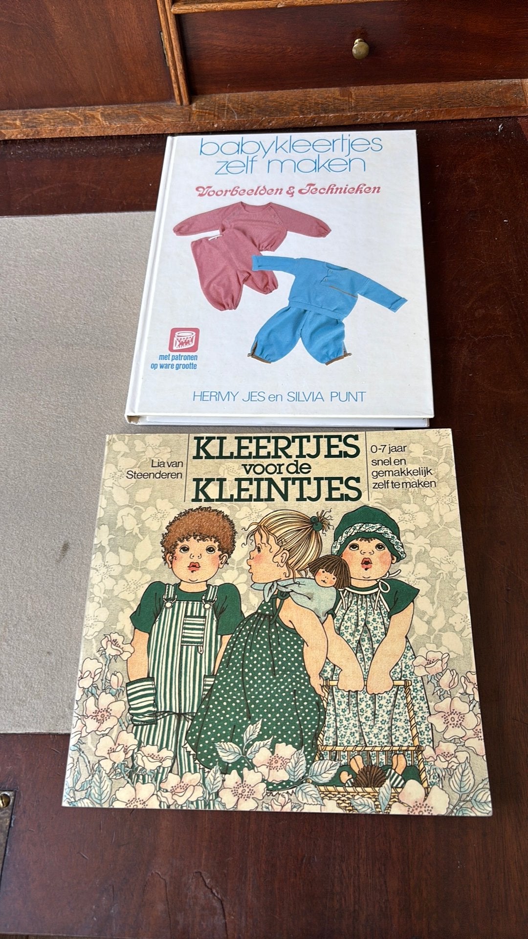 Kleertjes voor de kleintjes & babykleertjes zelf maken, Hobby en Vrije tijd, Kledingpatronen, Ophalen of Verzenden, Zo goed als nieuw