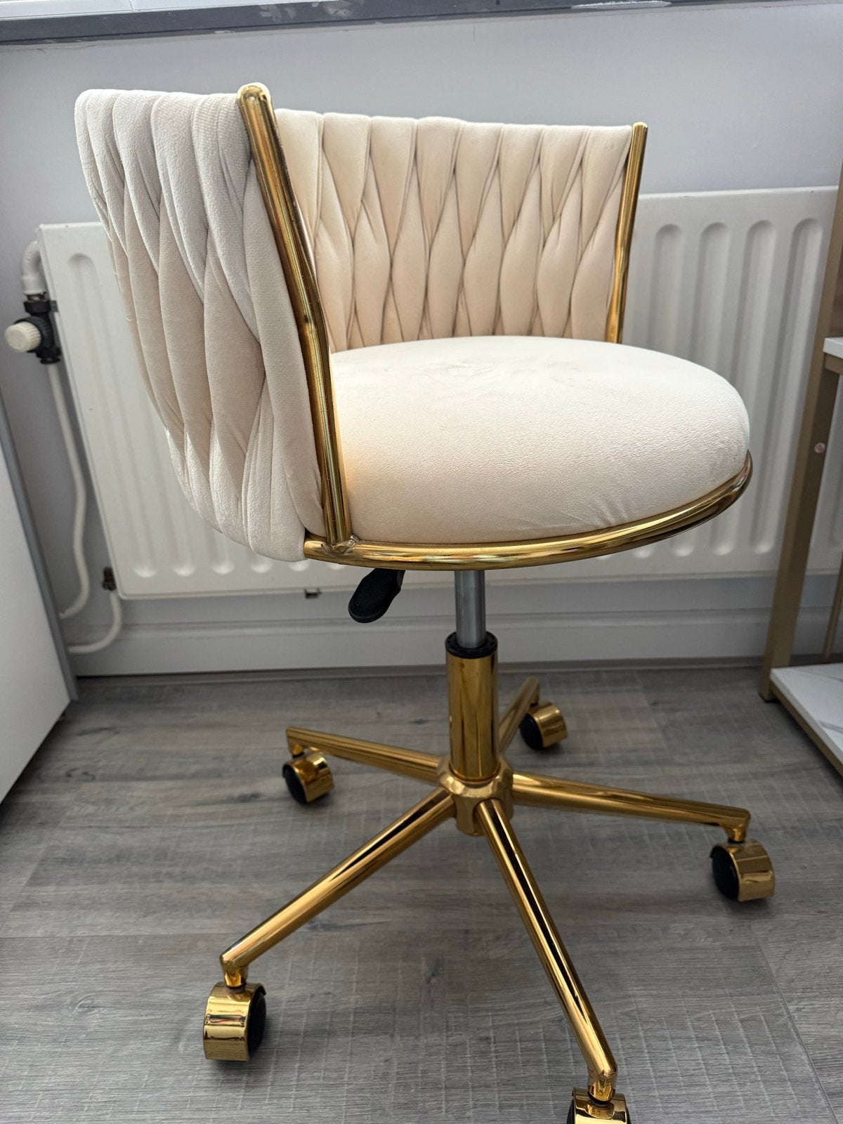 Luxe Crèmekleurige Bureaustoel met Gouden Onderstel, Huis en Inrichting, Ophalen, Zo goed als nieuw, Beige, Bureaustoel
