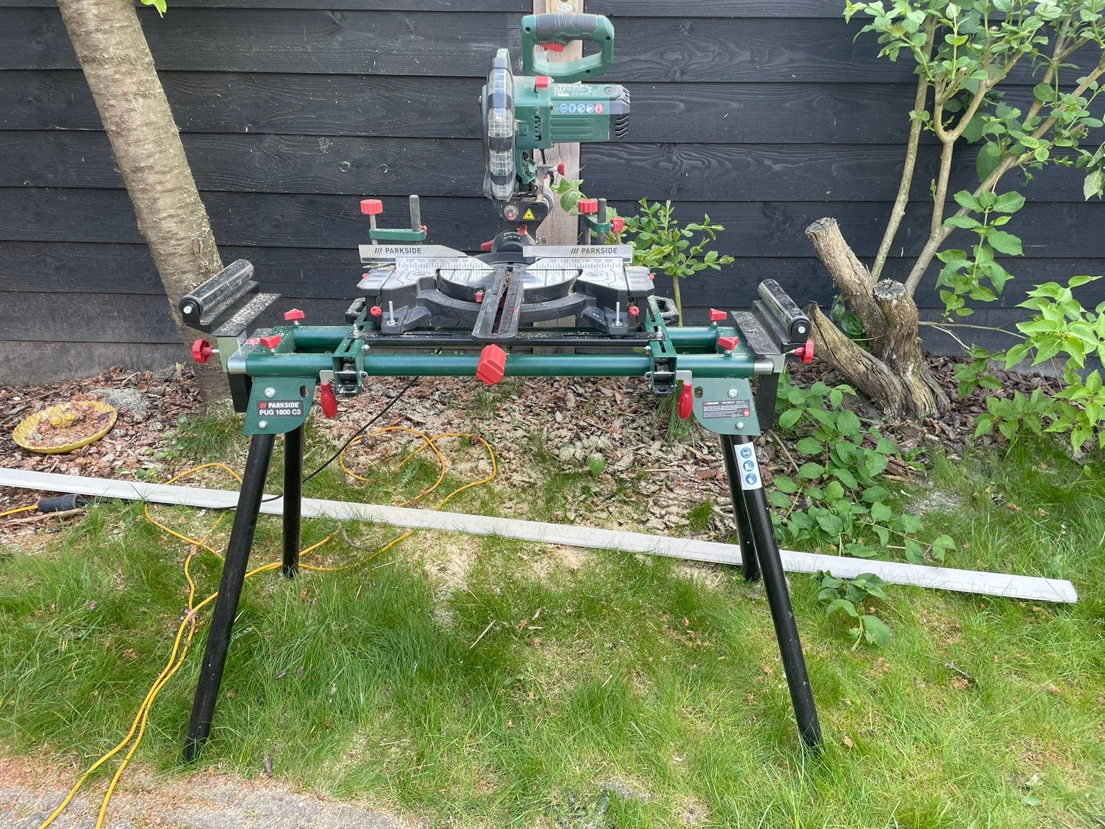 Afkort en verstekzaag met laser, 1 jaar oud, 170 nieuwprijs, Ophalen, Afkortzaag, 30 tot 70 mm, 1200 watt of meer