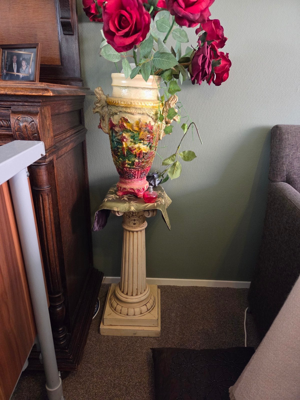 Decoratieve vaas met zuil en kunstbloemen, Ophalen