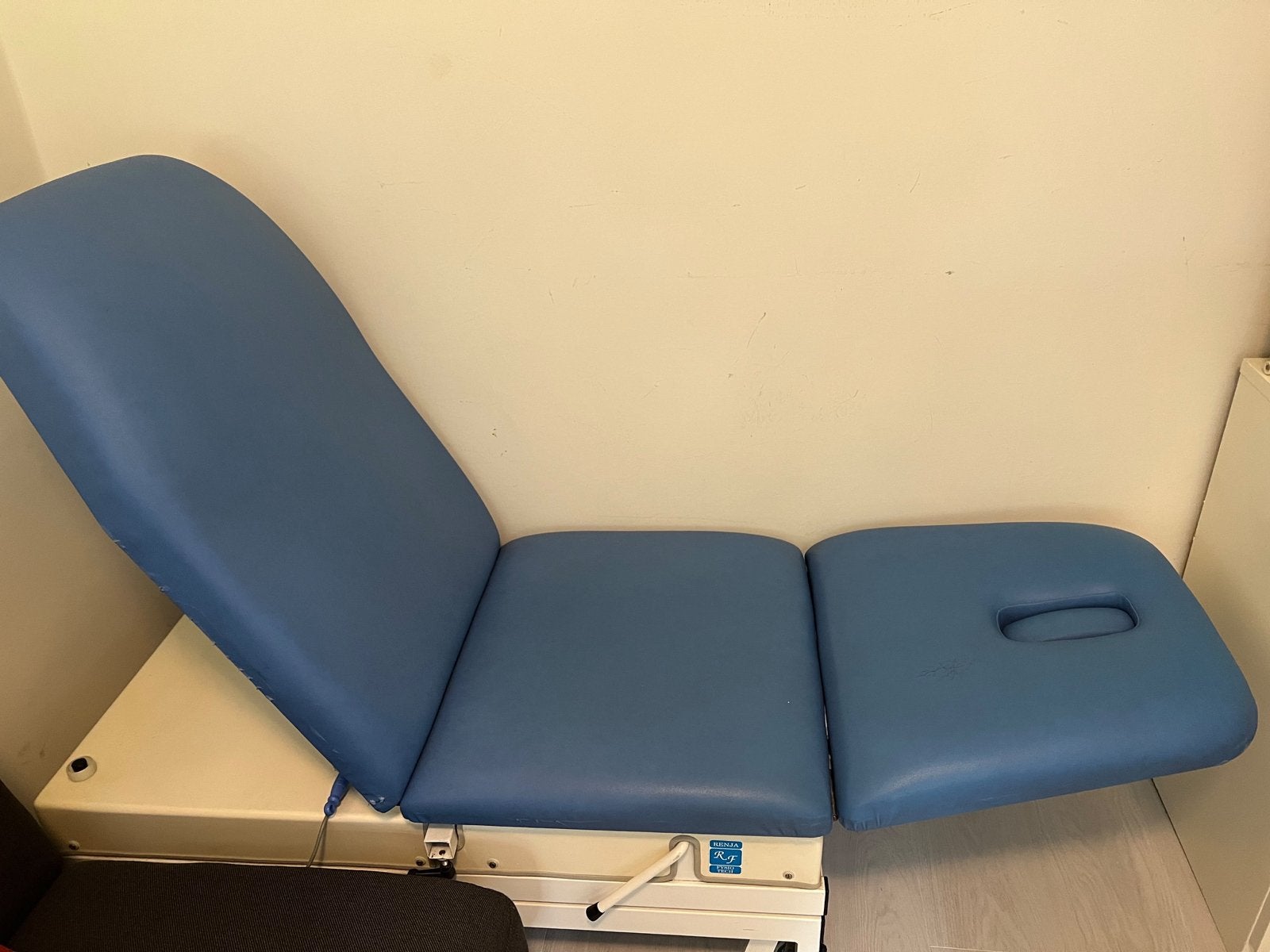 Elektrische massagetafel - Renja RF (GRATIS OPHALEN), Sport en Fitness, Ophalen, Gebruikt, Massagetafel