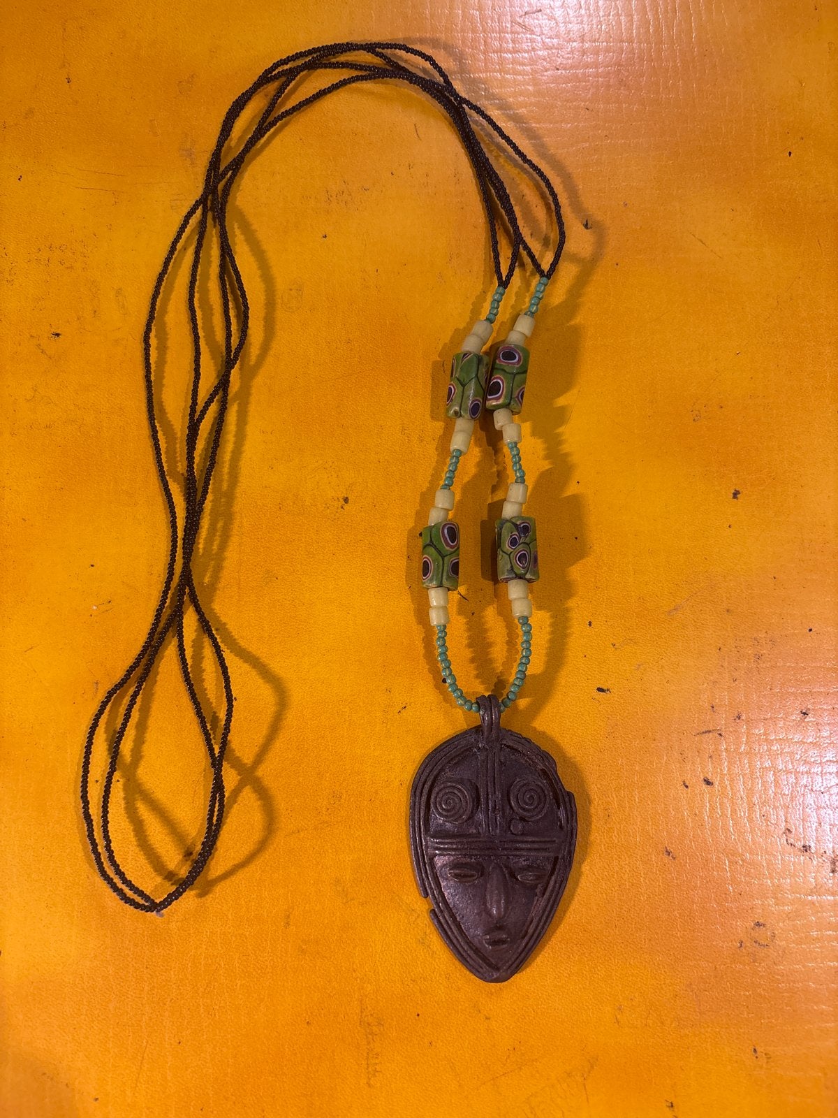 Vintage Afrikaanse ketting met bronzen masker hanger, Gebruikt, Zwart, Ophalen of Verzenden, Overige materialen