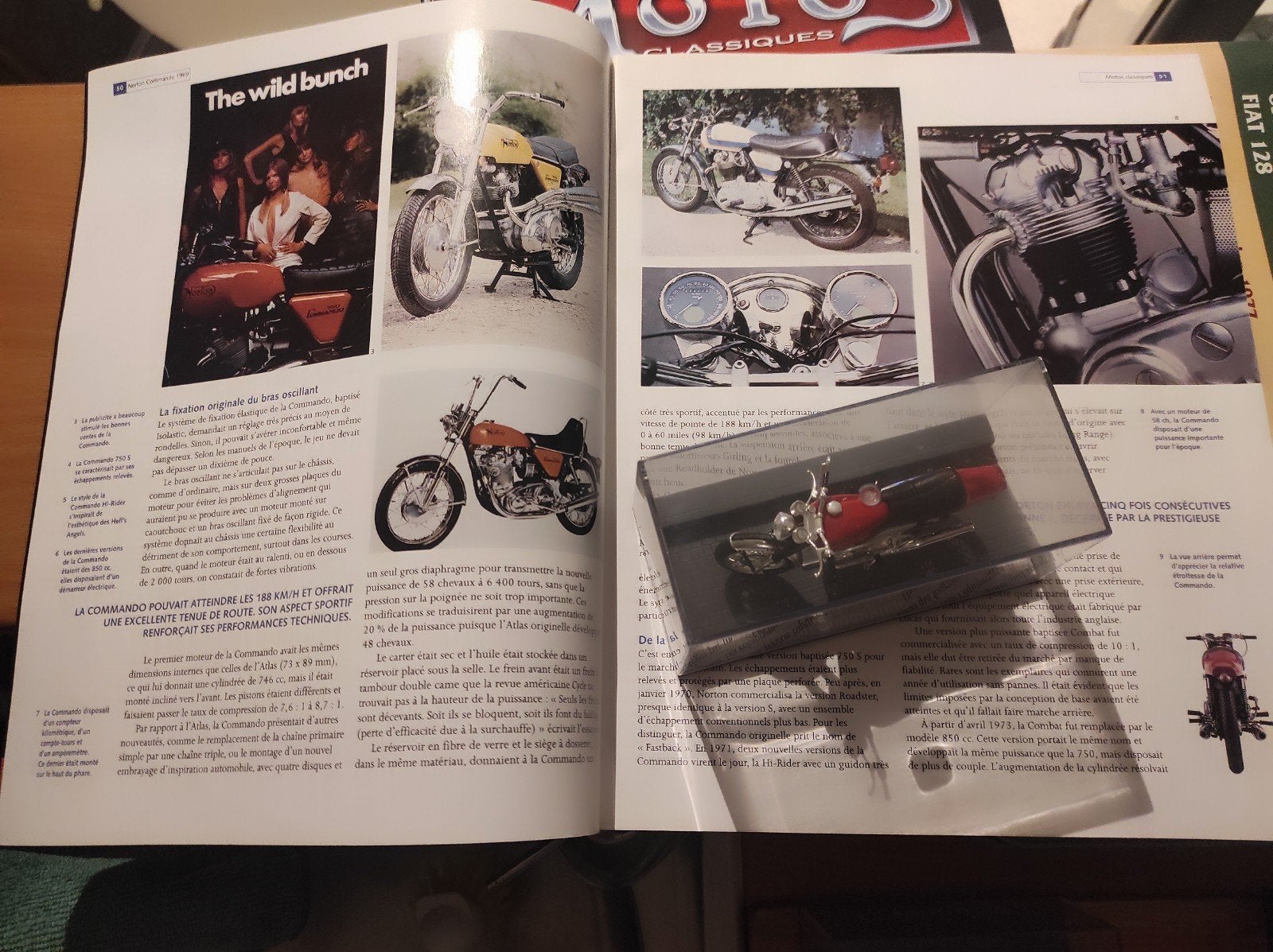Norton Commando 1969 1:24 in vitrinedoosje, met magazine, Ophalen of Verzenden, Overige merken
