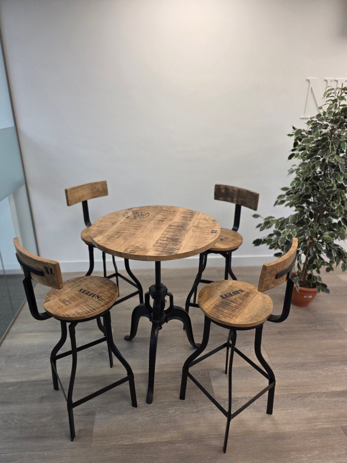 Industriële Bartafel met 4 Krukken - Hout en Metaal, Ophalen, In hoogte verstelbaar, Zo goed als nieuw