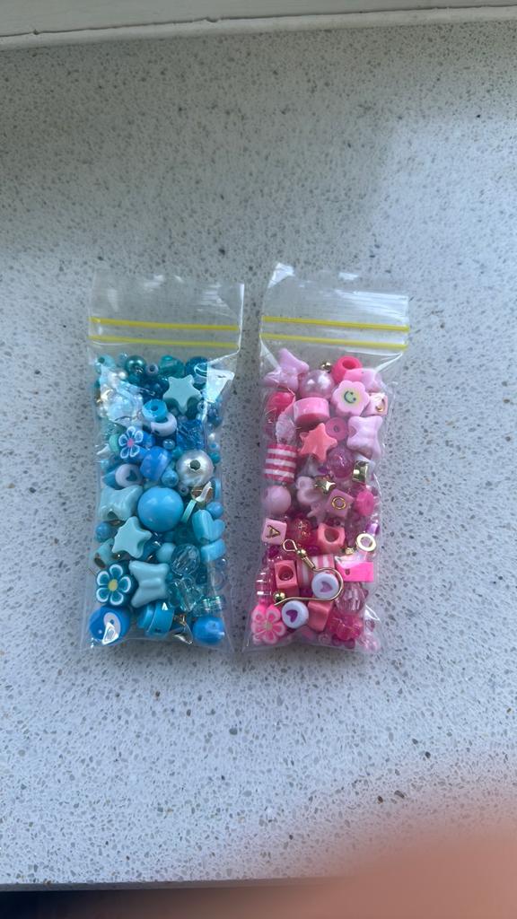 Kralen mix roze of blauw met bedeltjes goud, Ophalen, Nieuw, Kraal