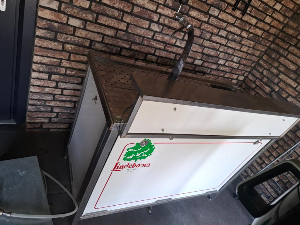 Mobiele Tapinstallatie met spoelbak, koelwaterbak en toebeh., Ophalen
