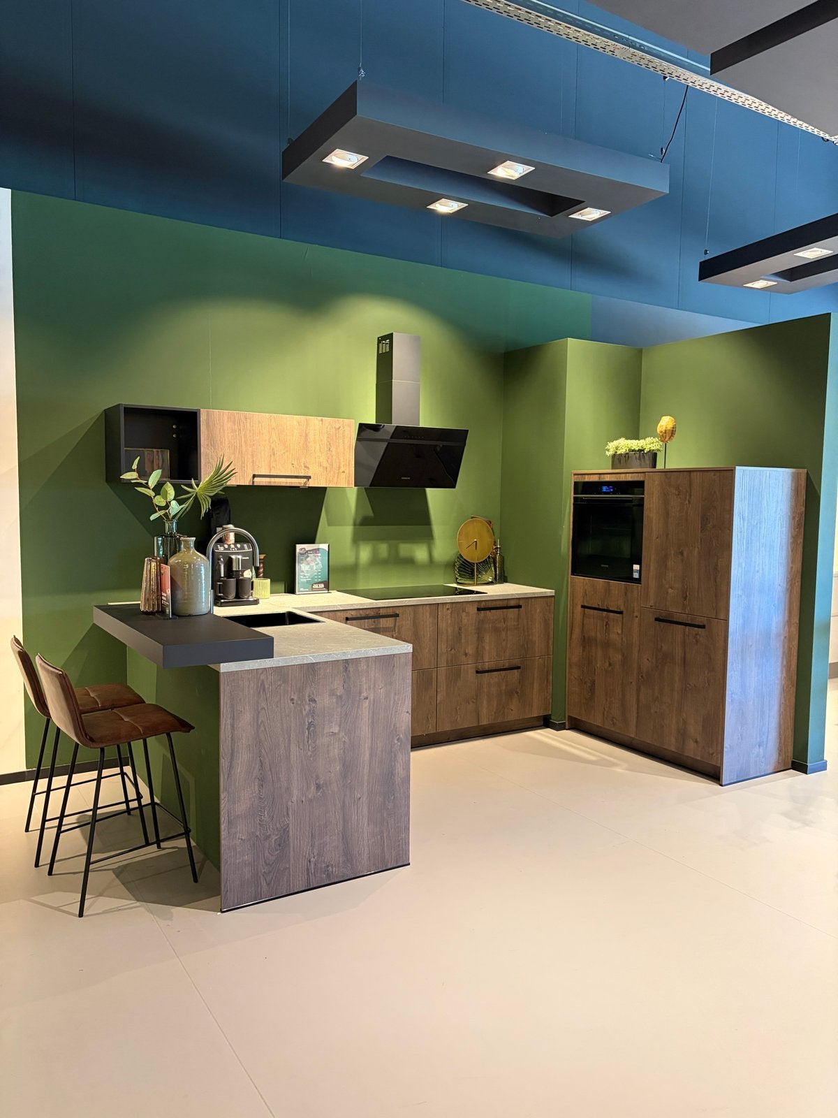Moderne Hoekkeuken met Siemens Apparatuur en Eiland, Huis en Inrichting, Bruin, Hoekkeuken, Nieuw, Ophalen of Verzenden