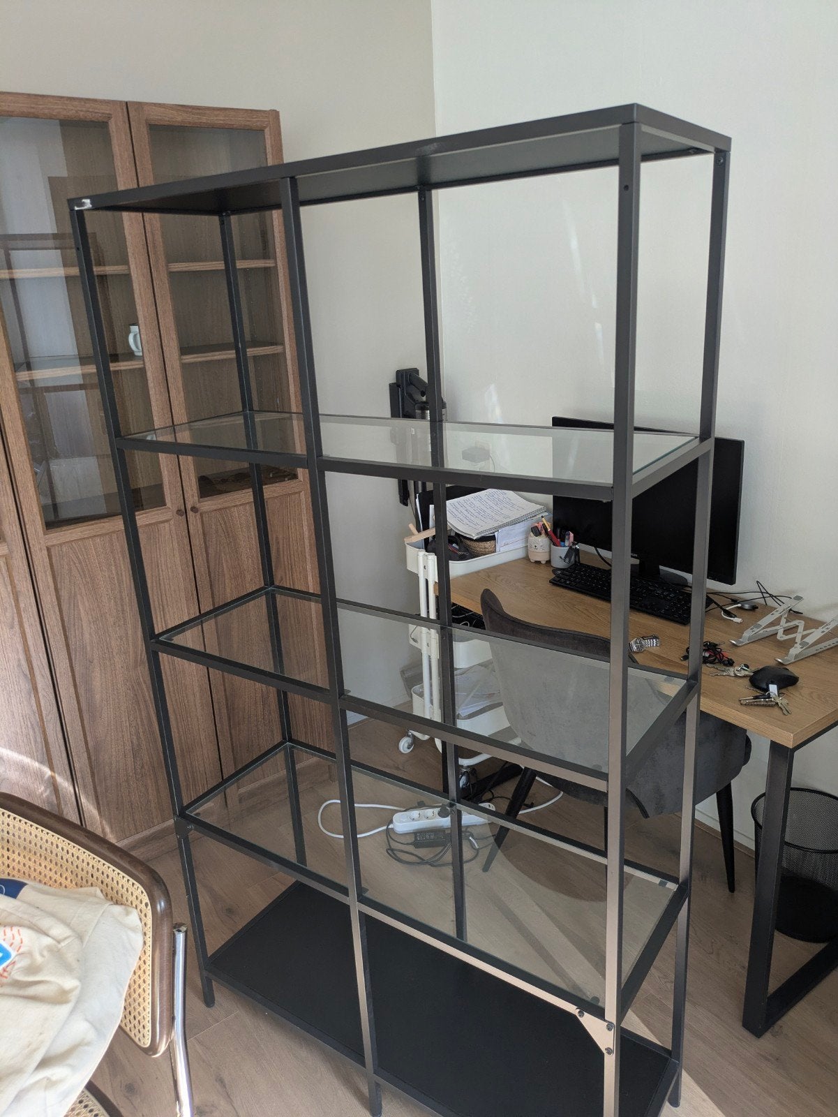 Stellingkast zwart met glas VITTSJO ikea, Ophalen, Zo goed als nieuw