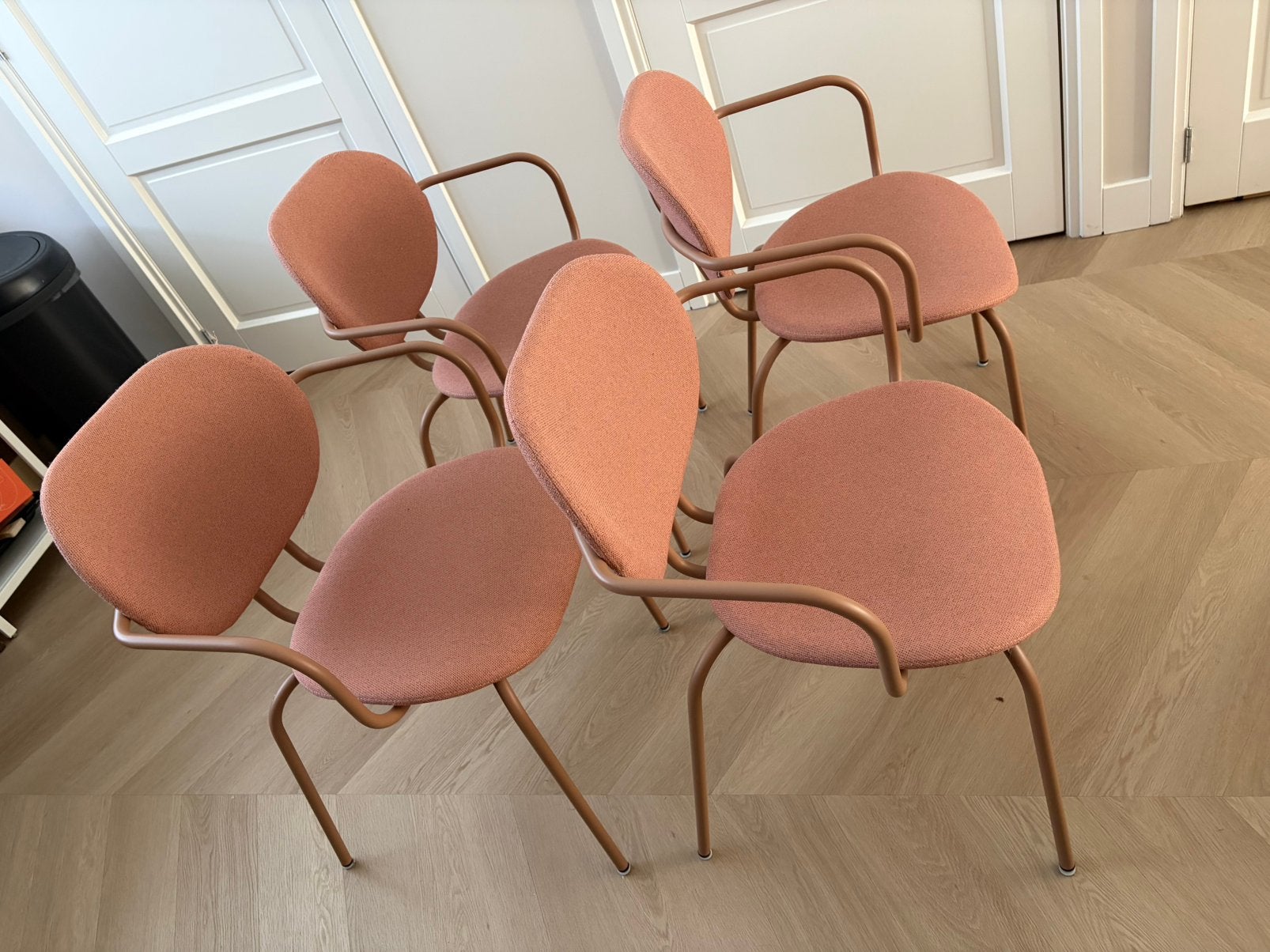 4 hippe design stoelen Ondarreta Hari, Huis en Inrichting, Stoelen, Ophalen of Verzenden, Zo goed als nieuw, Vijf, Zes of meer stoelen