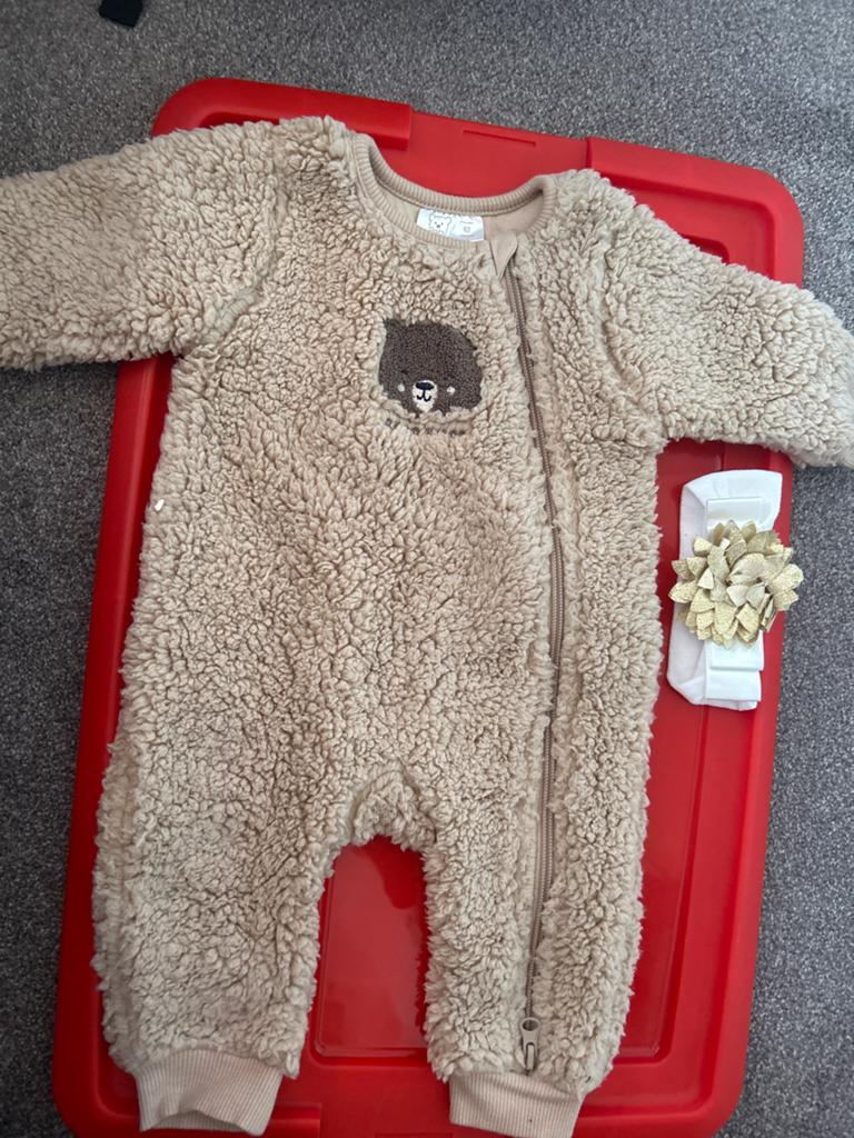 Baby teddy pakje / kruippakje met capuchon, Kinderen en Baby's, Babykleding | Maat 62, Ophalen of Verzenden, Zo goed als nieuw