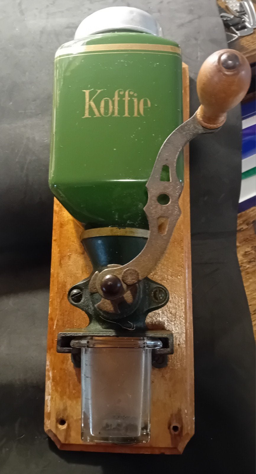 Nostalgische wandkoffiemolen - groen met gouden rand, Antiek en Kunst, Ophalen of Verzenden