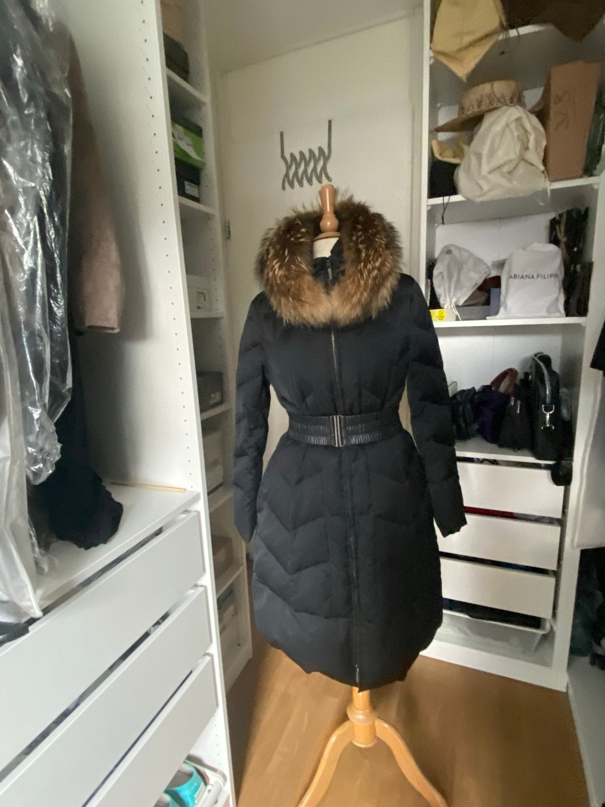 Sportmax Zwarte Donsjas met Bontkraag en Riem, Ophalen of Verzenden, Zo goed als nieuw, Maat 42/44 (L), Zwart