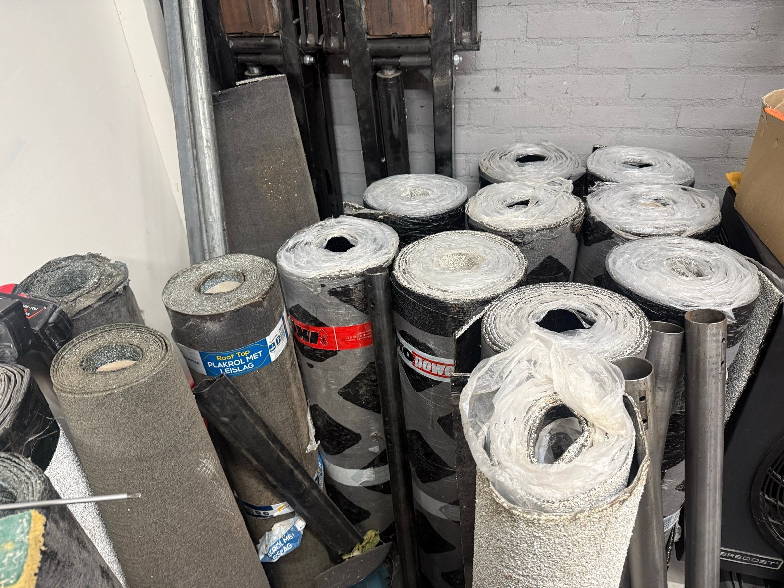 Diverse rollen dakleer  witte lei slag, Ophalen, Overige materialen, Zwart, Nieuw
