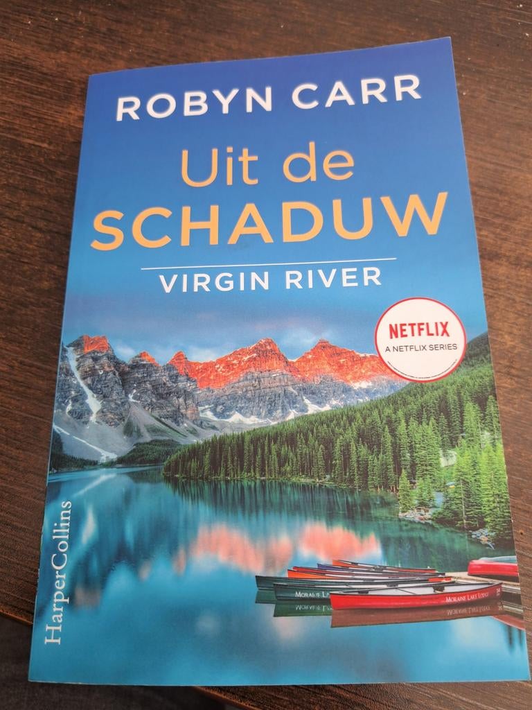 Uit de Schaduw - Virgin River (Netflix Serie) - Robyn Carr, Ophalen of Verzenden, Zo goed als nieuw, Robyn Carr, Nederland
