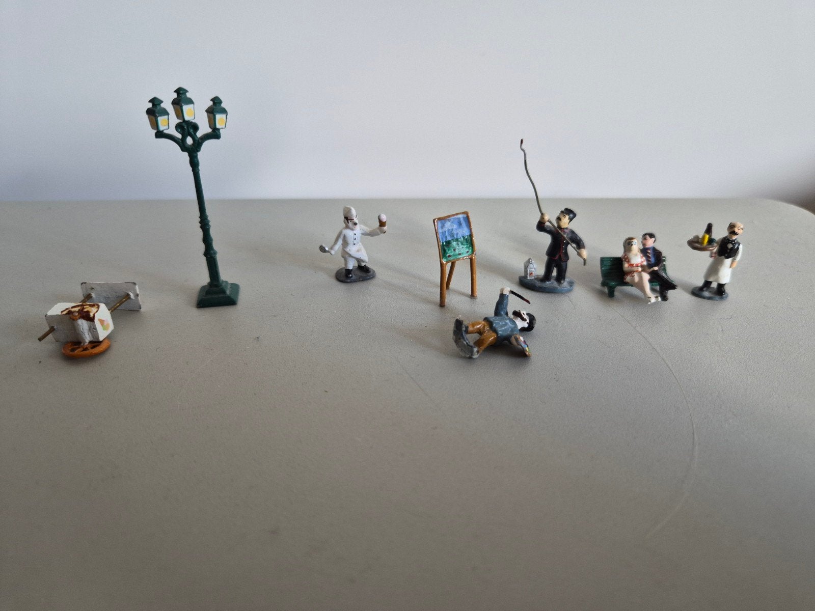 Vintage loden / metalen miniatuur figuren straatscène, Ophalen of Verzenden