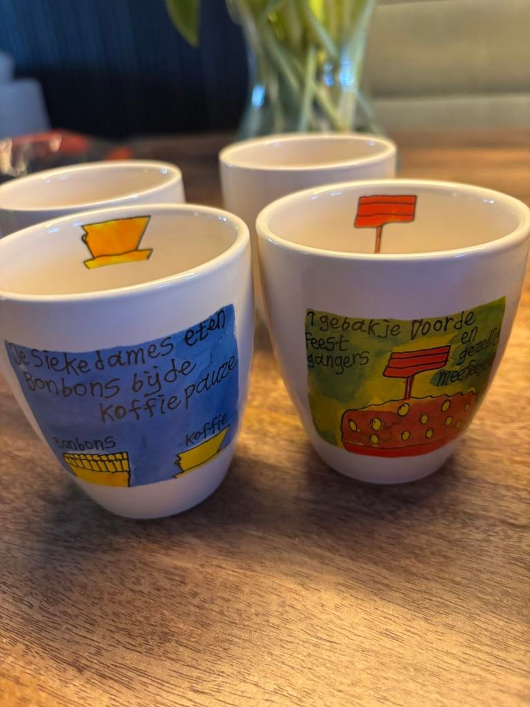Set van vier koffie kopjes van Wim v.d Cauwelaar met doos, Ophalen of Verzenden, Zo goed als nieuw, Overige stijlen, Kop(pen) en/of Schotel(s)