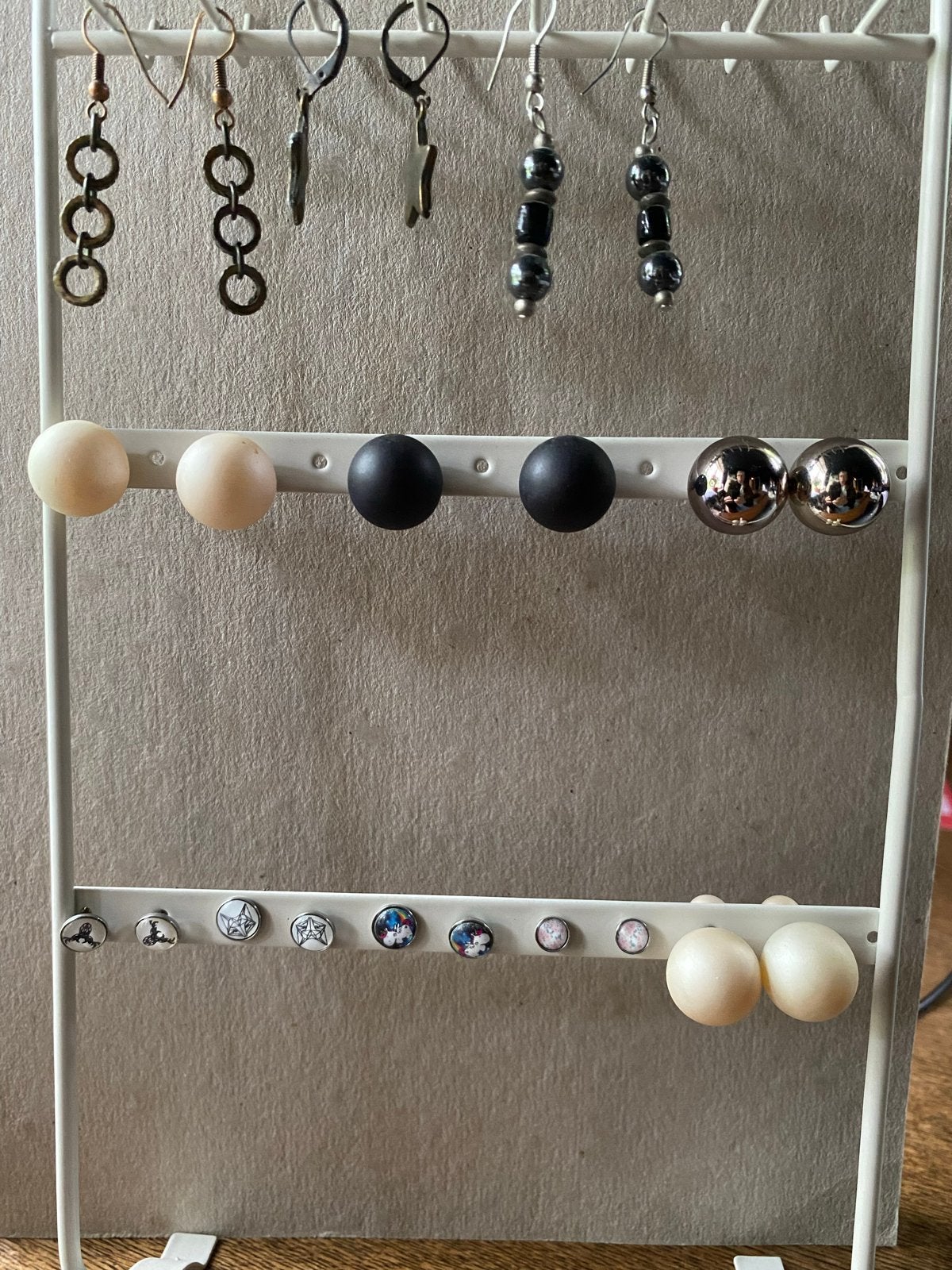 11 setjes oorbellen op handig rekje (stekertjes), Sieraden, Tassen en Uiterlijk, Oorbellen, Overige materialen, Gebruikt, Zwart