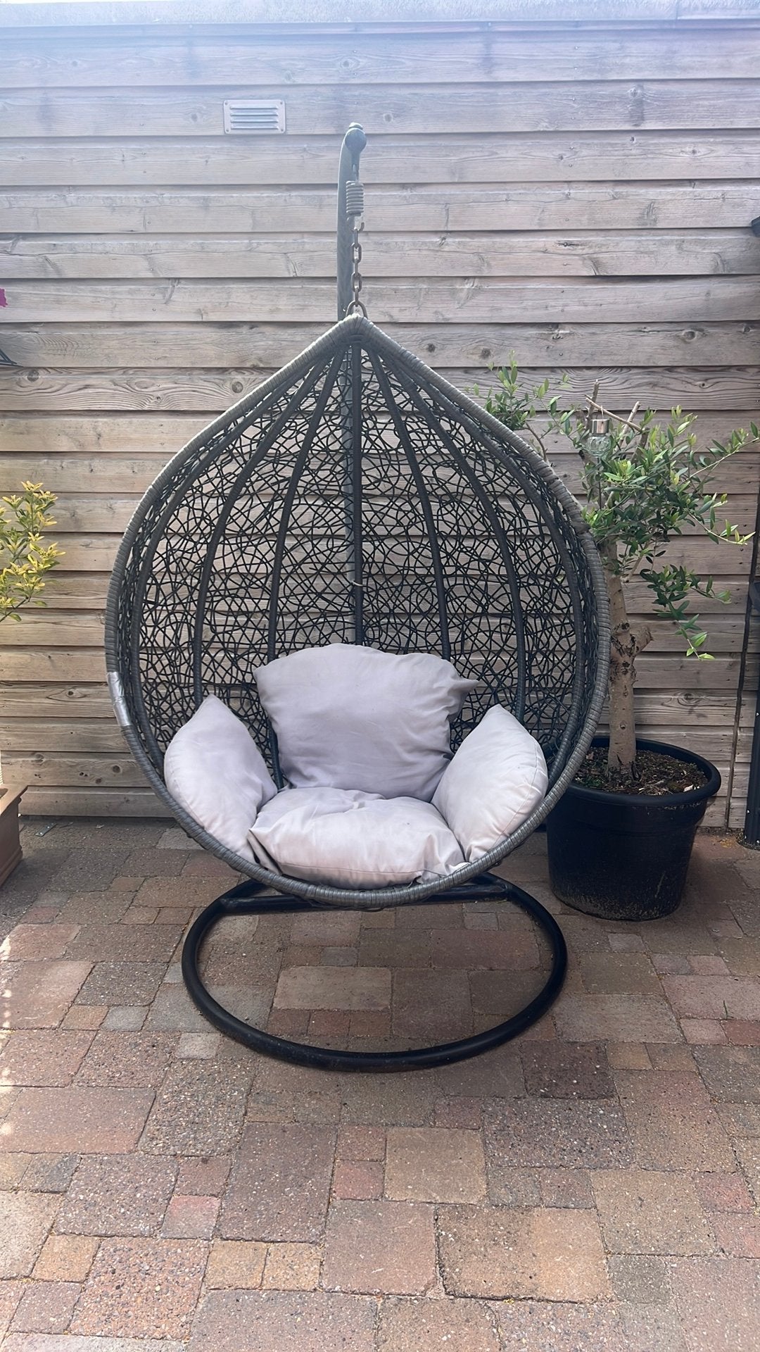 Hangstoel met kussen. Grijs, Tuin en Terras, Ophalen, Gebruikt