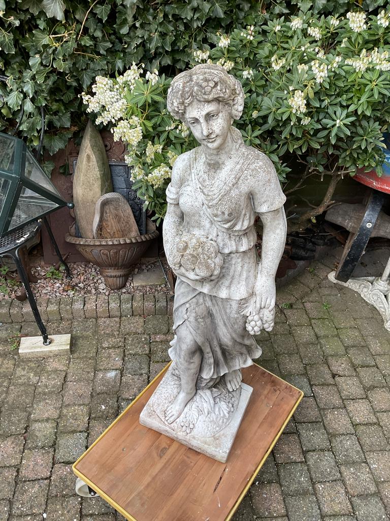 Prachtig stenen beeld van vrouw met fruit, Tuin en Terras, Ophalen, Gebruikt, Steen, Mensenbeeld