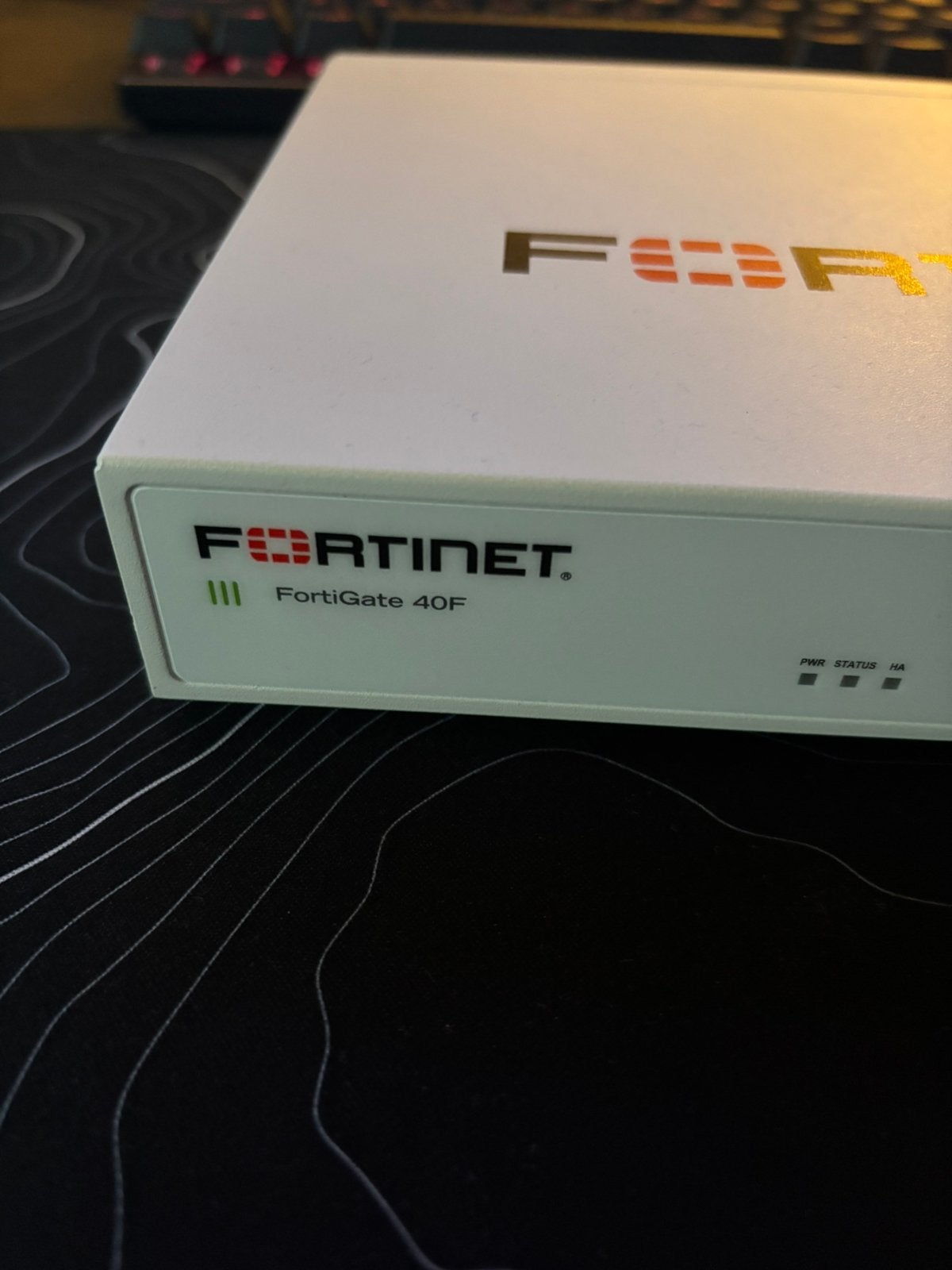 Fortigate 40f, Computers en Software, Ophalen of Verzenden, Zo goed als nieuw, Router met modem