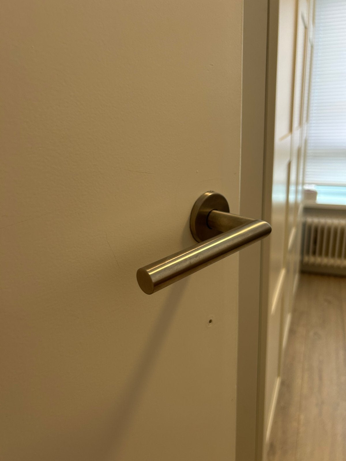 Zes moderne mat RVS deurklinken - Twee met wc sluiting, Ophalen of Verzenden, Gebruikt
