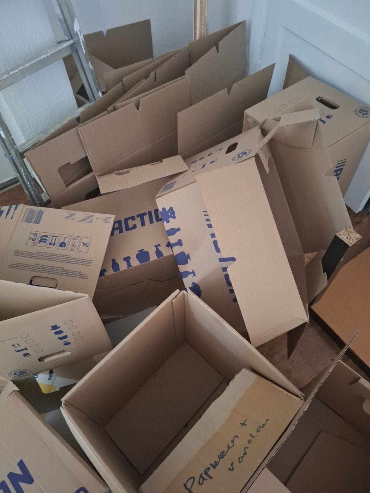 Ca. 25 verhuisdozen van Praxis en Action, Ophalen, 40 tot 60 cm, Opvouwbaar, 50 tot 75 cm