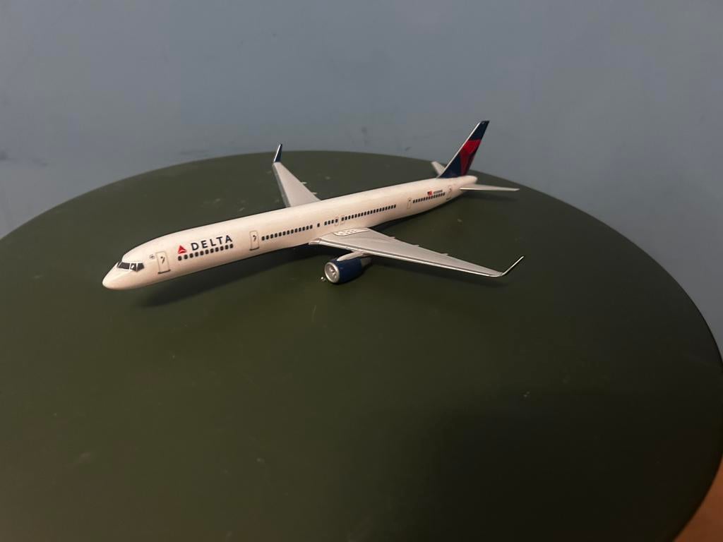 Delta 757 1:200, Ophalen of Verzenden, Zo goed als nieuw, Schaalmodel