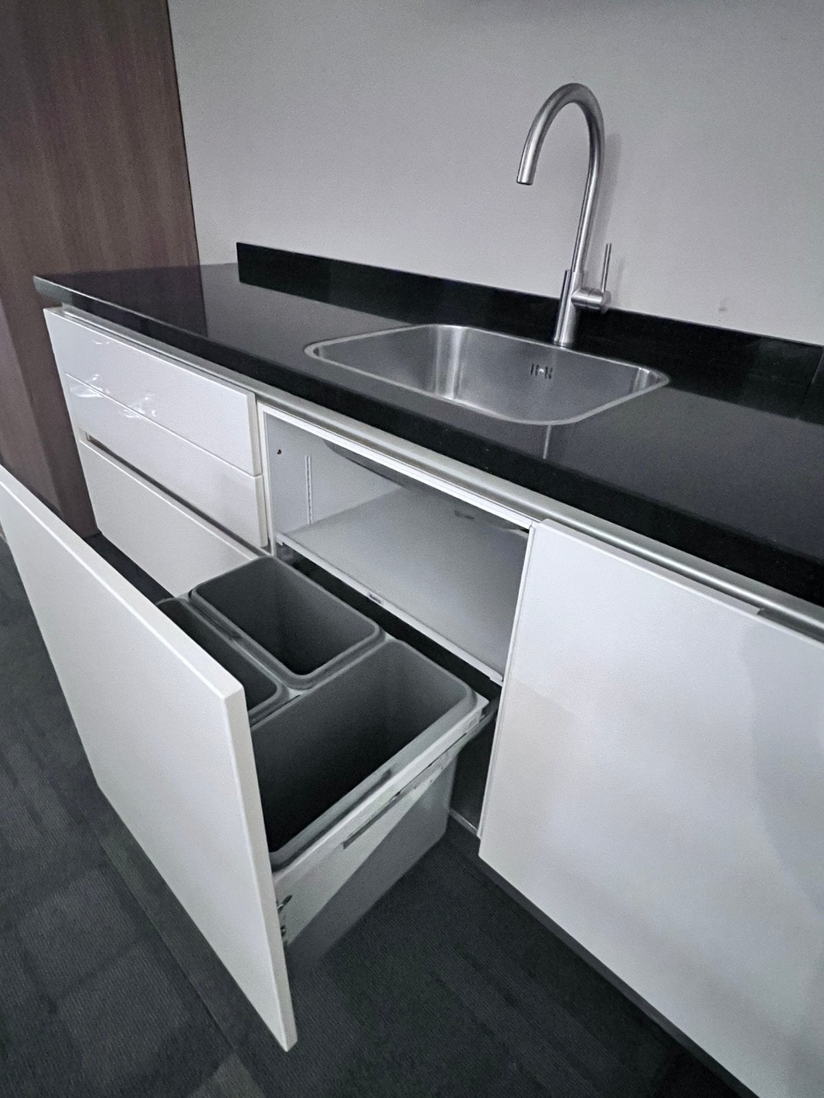 Foto 10 van Puntgave Siematic keuken met bora en zwart granieten blad.