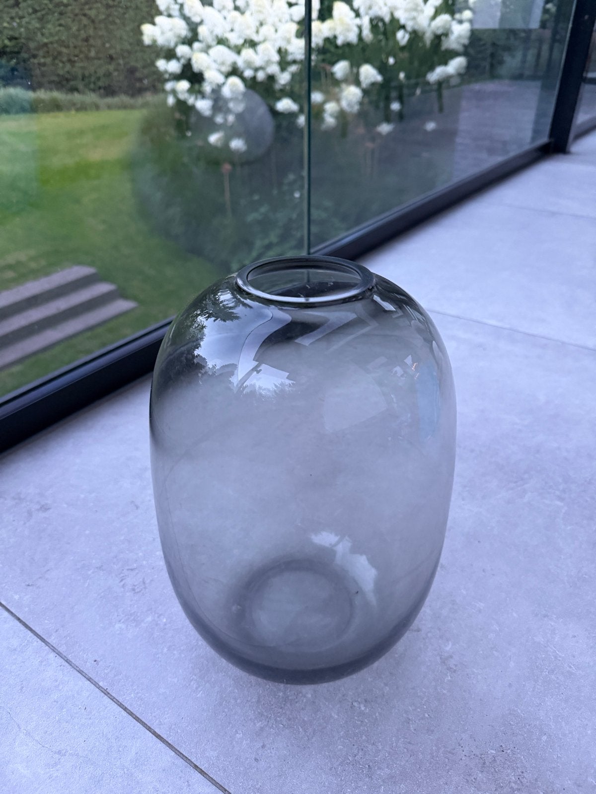 Stijlvolle grote ronde vaas van rookglas, Ophalen, Zo goed als nieuw, Grijs, Glas