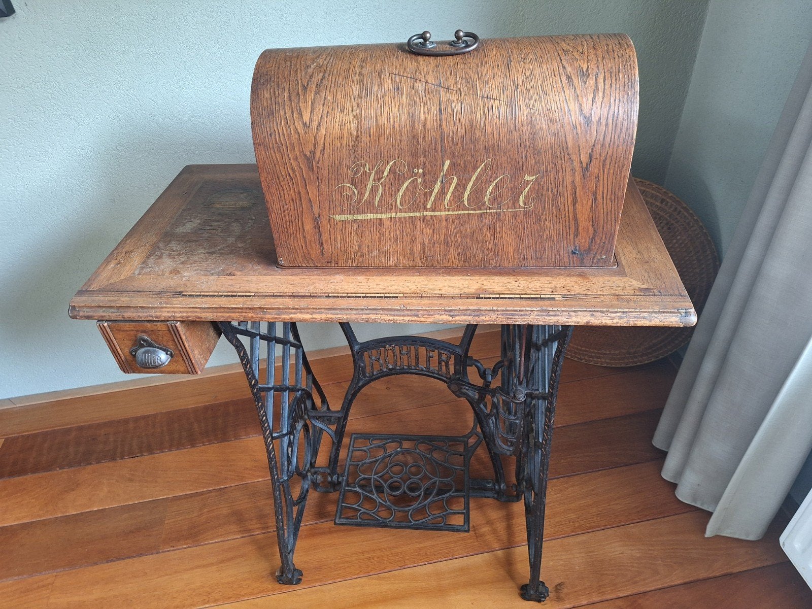 Antieke Köhler naaimachine met houten tafel en kap, Ophalen