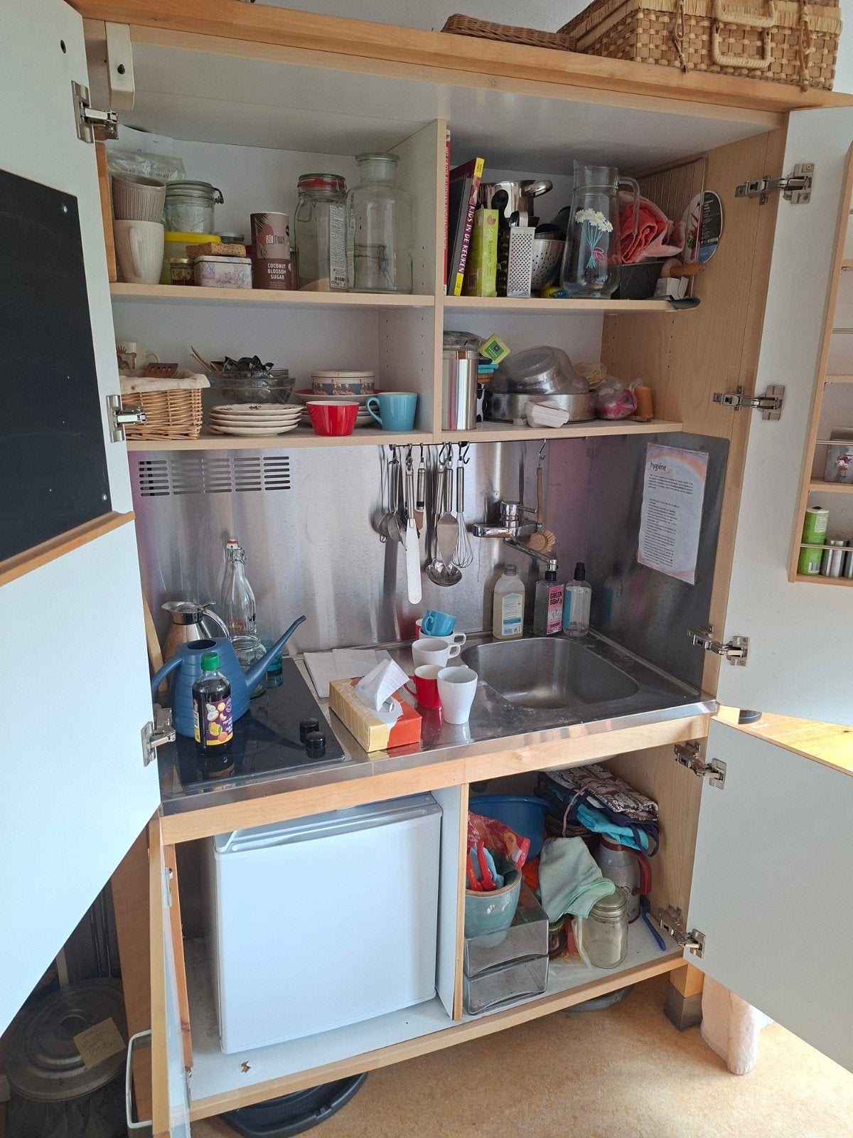 Compacte en complete mini-keuken met koelkast, Huis en Inrichting, Keuken | Keukenelementen, Ophalen, Gebruikt, Wit