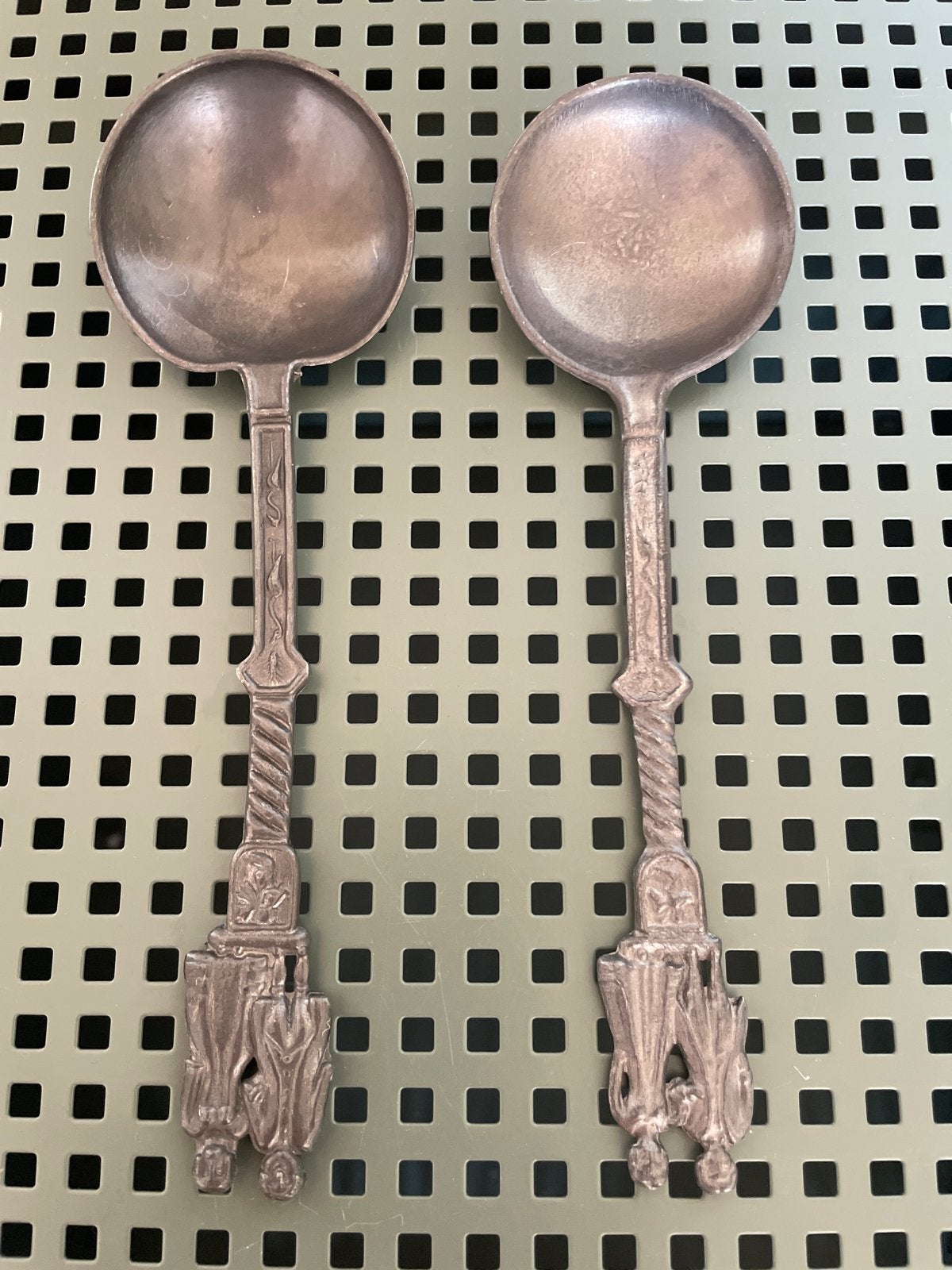 Set van 2 antieke tinnen lepels met figuren, Ophalen of Verzenden