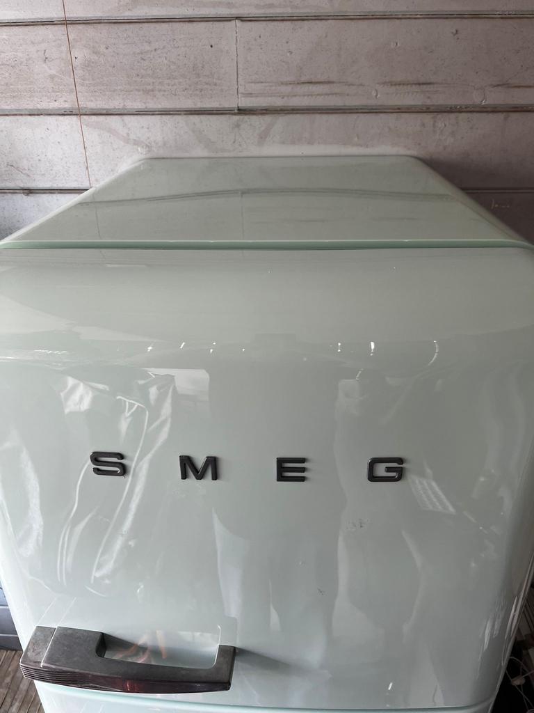 Mooie Smeg koelkast met vriezer (eind 2018), Gebruikt, 200 liter of meer, 60 cm of meer, Met aparte vriezer