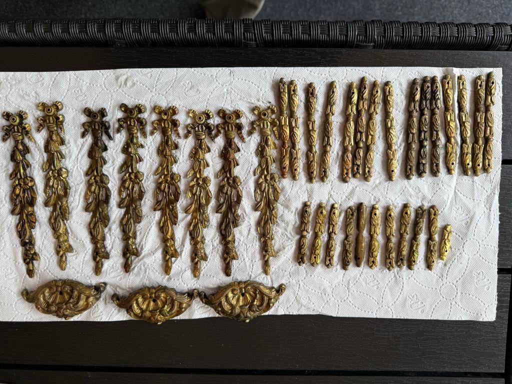 Antieke bronzen meubelbeslag set, Antiek en Kunst, Ophalen of Verzenden, Brons