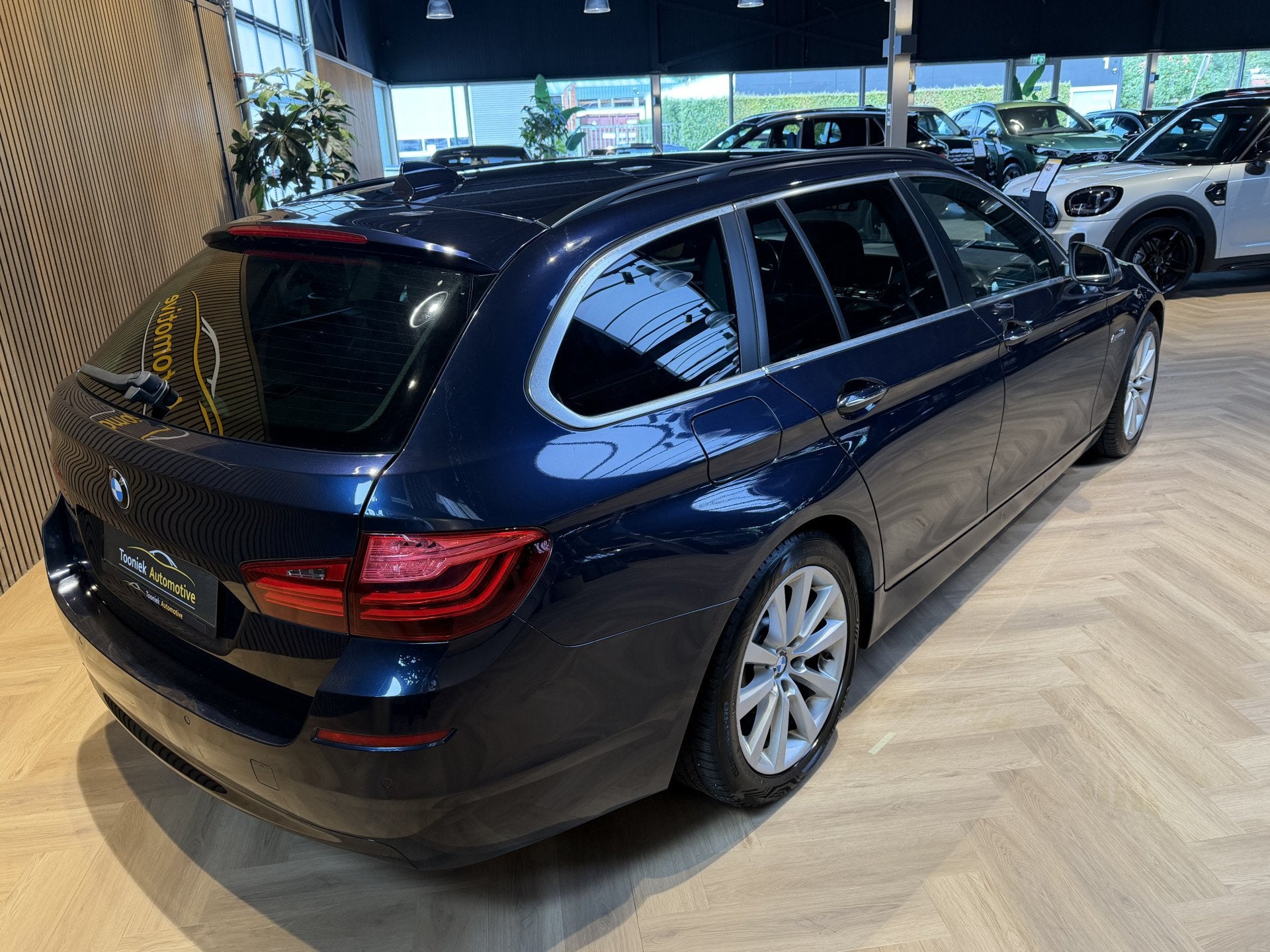 BMW 5 Serie Touring 520d M Sport Edition (bj 2015), Auto's, Dealer onderhouden, Achterwielaandrijving, 4 cilinders, Blauw