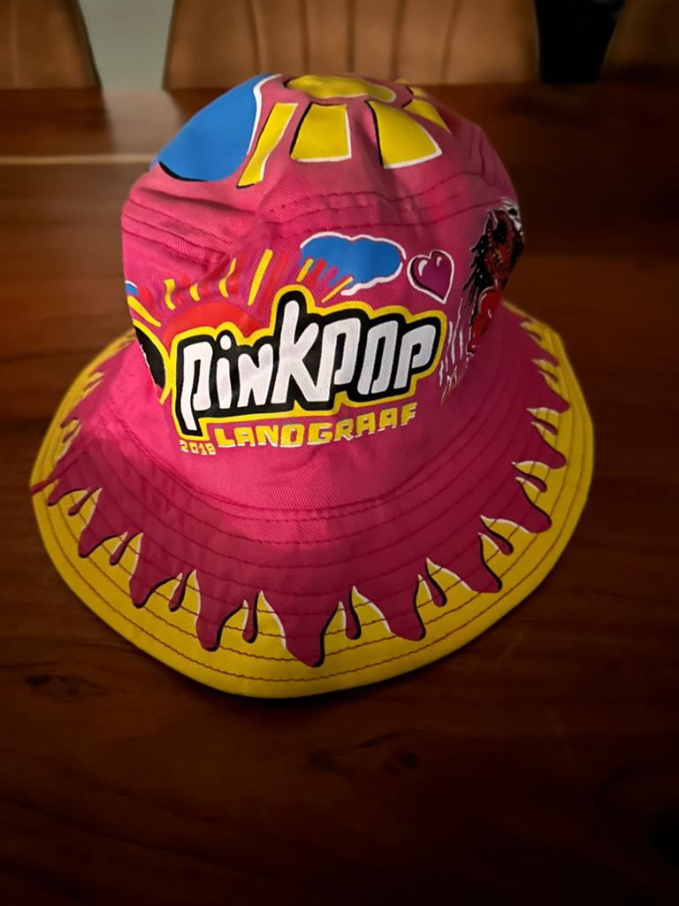 Pinkpop 2018 Hoedje - Roze/Geel Festival Bucket Hat, Ophalen of Verzenden, Zo goed als nieuw