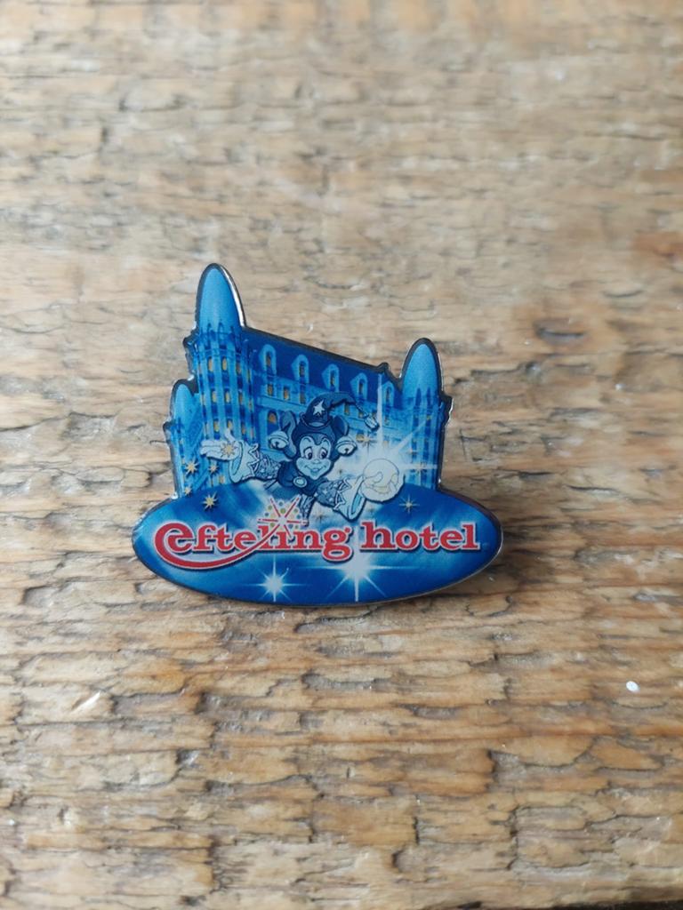 Efteling Hotel Pin - Pardoes en Kasteel, Verzamelen, Efteling, Verzenden, Zo goed als nieuw, Button of Speldje