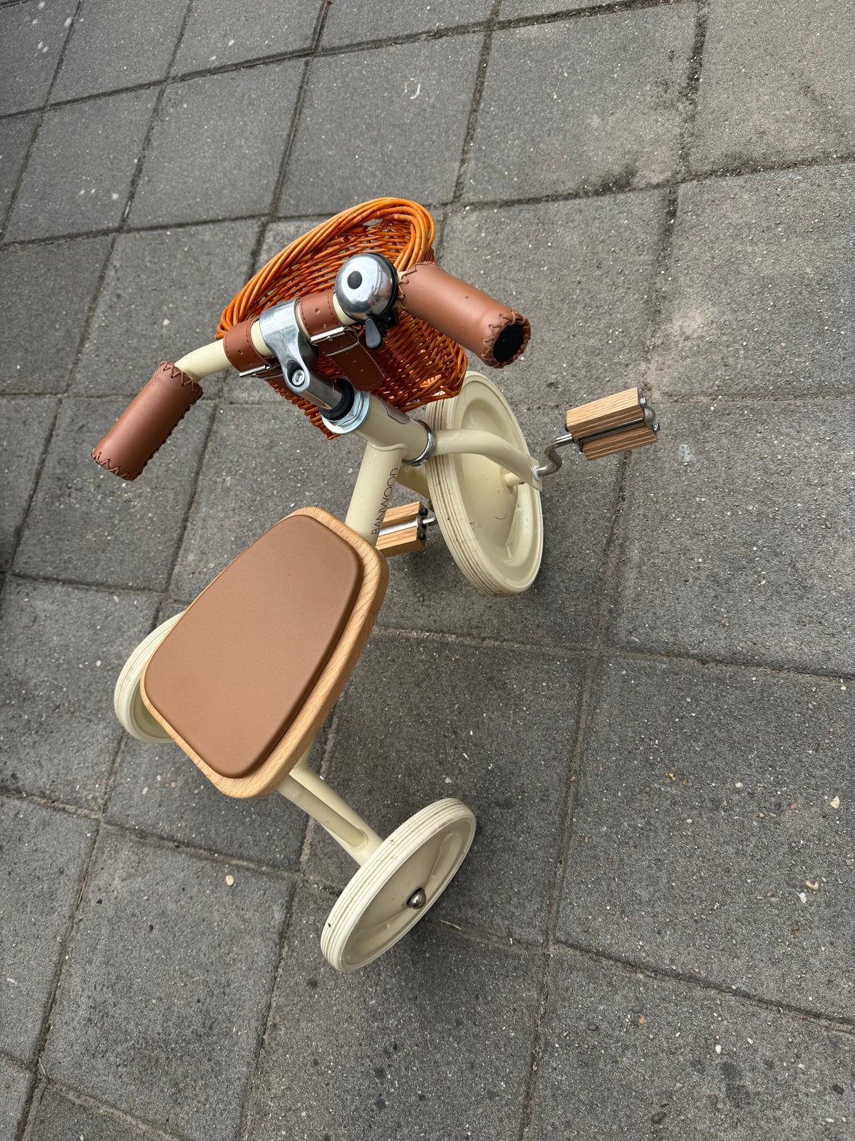 Banwood driewieler beige met fietsmandje - Zo goed als nieuw, Ophalen, Zo goed als nieuw