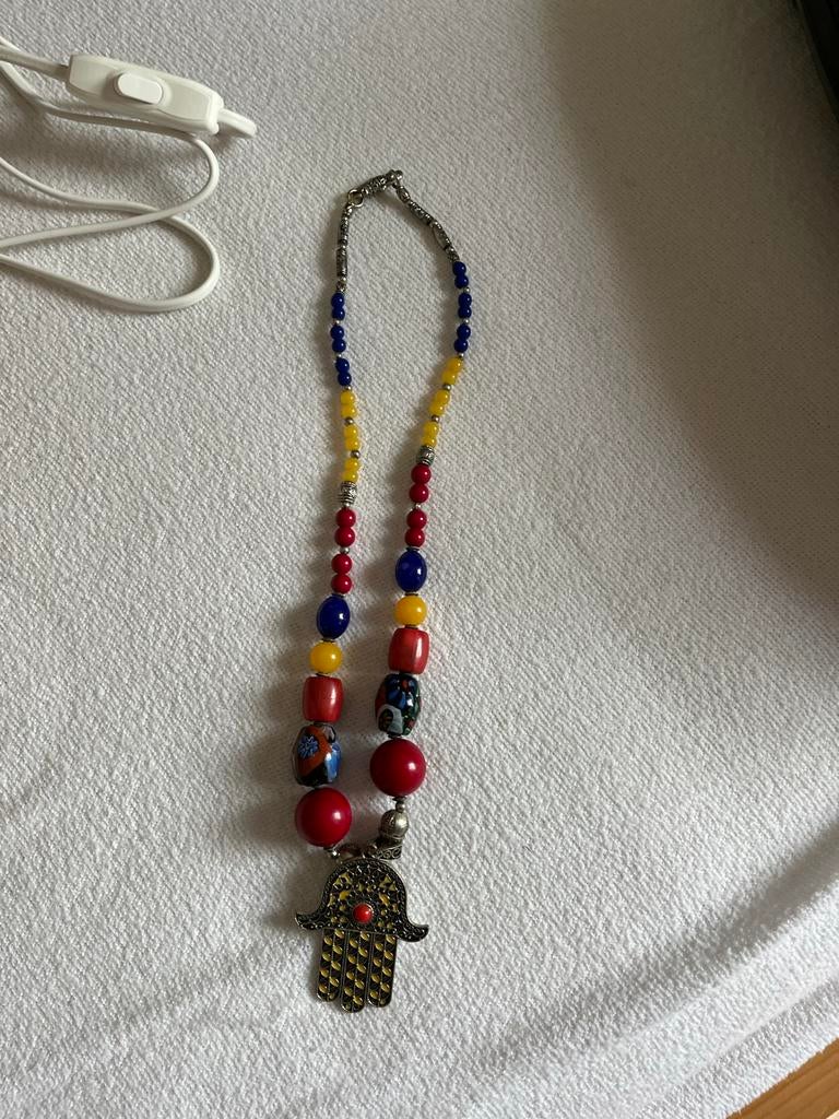 Kleurrijke ketting met Hamsa hand hanger, Overige kleuren, Ophalen of Verzenden, Zo goed als nieuw, Overige materialen