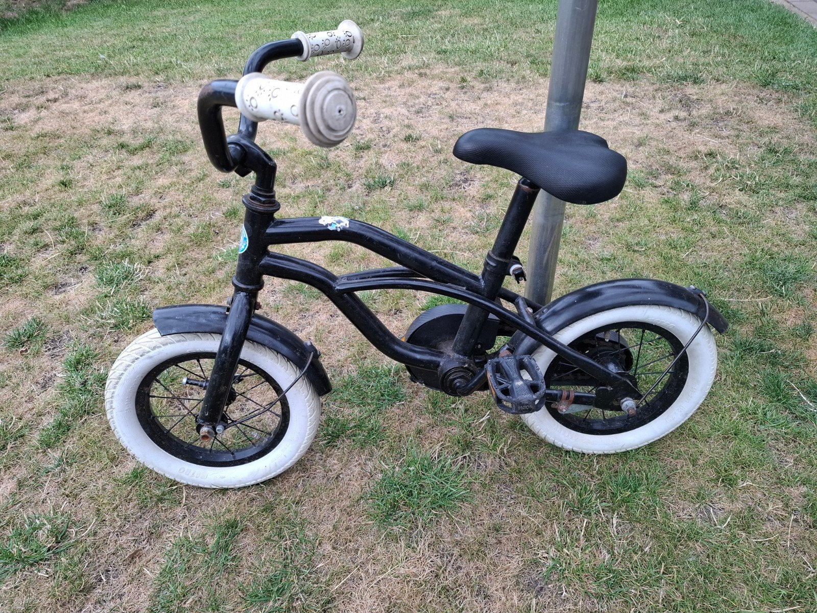 Kinderfiets 12 inch - Zwart met witte banden, Ophalen, Gebruikt, Terugtraprem, Minder dan 16 inch